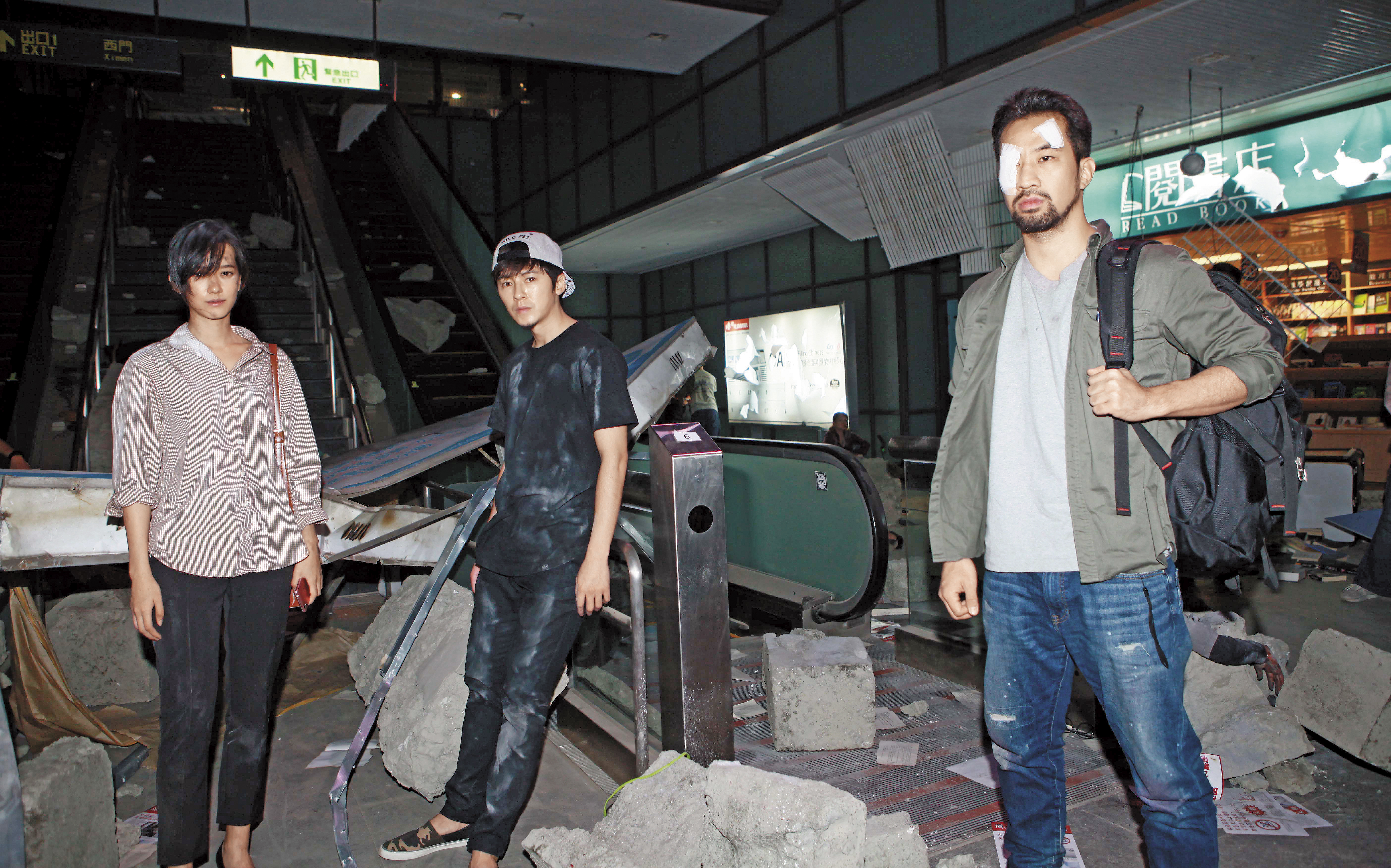 之前孟耿如(左)在機場捷運站拍《麻醉風暴2》爆破戲傳意外,同戲包括李國毅(中)、黃健瑋(右)。(公視提供)