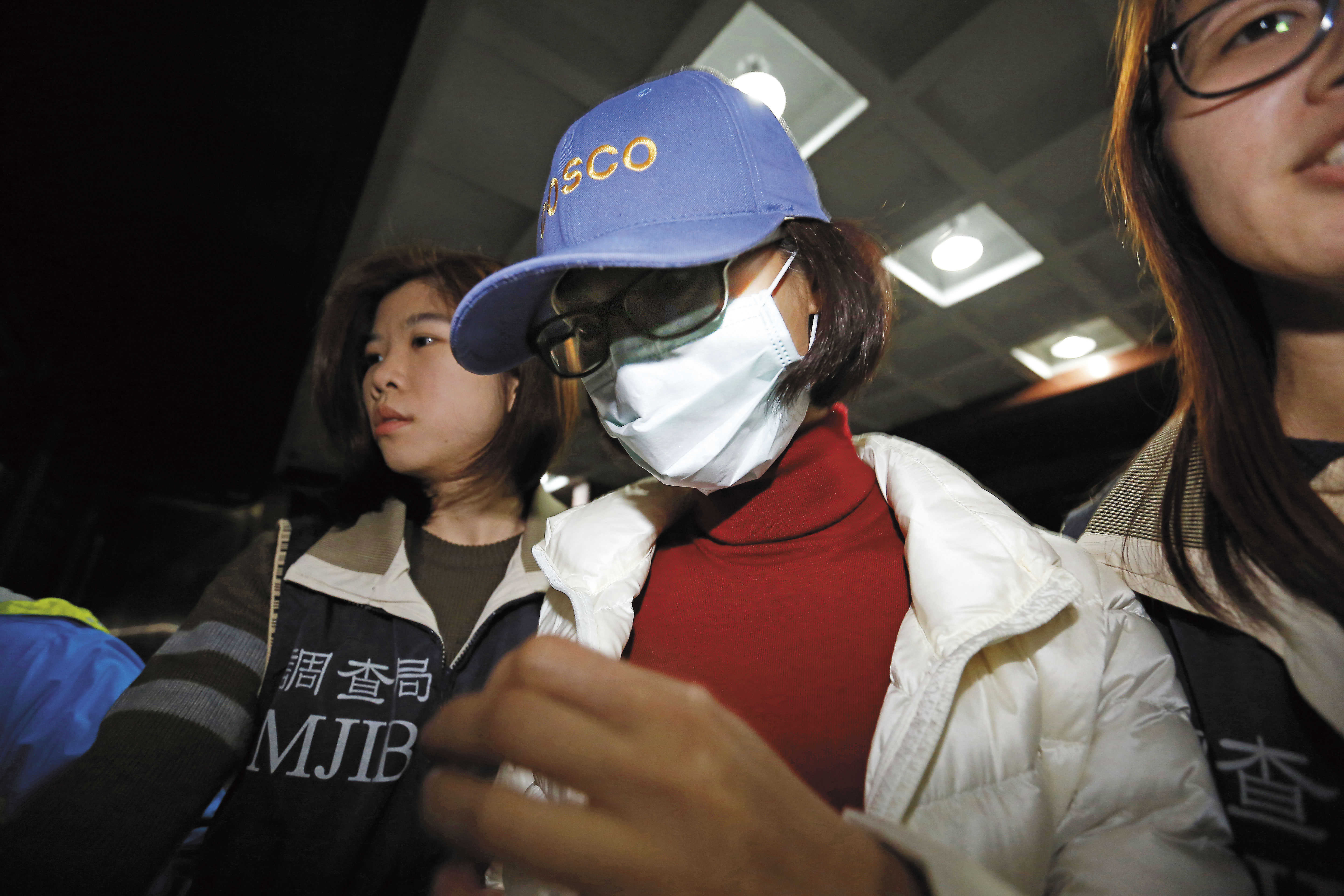 葡眾企業總經理曾美菁因改標案被移送時,戴口罩與帽子不發一語,現又遭控收回扣。