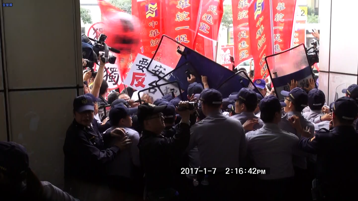 黃之鋒等人來台遭襲飛撲救駕　警：我們有練過的﻿