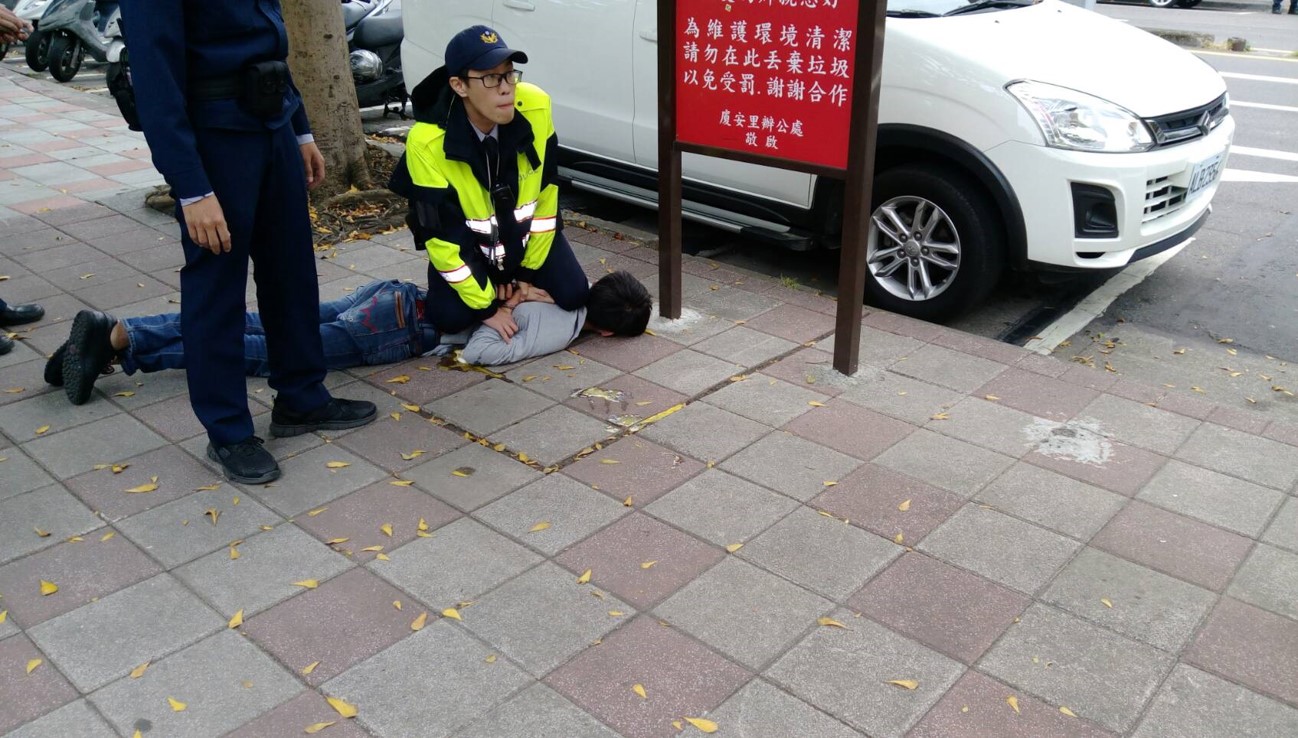 中山二分局員警壓制滋事民眾。