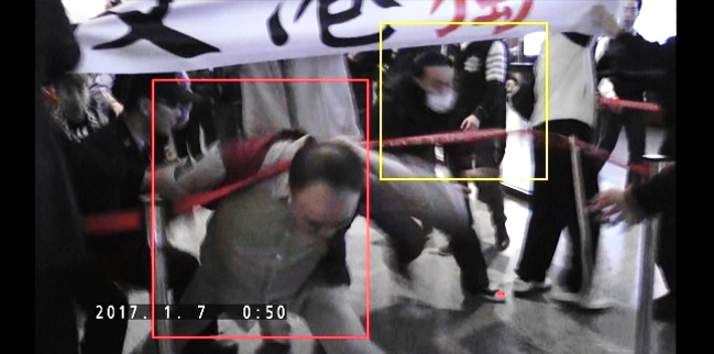 黃之鋒等人抵達桃園機場時,上百人在現場抗議大喊「黃之鋒滾回去」,還有多人突然衝上前準備毆打他。