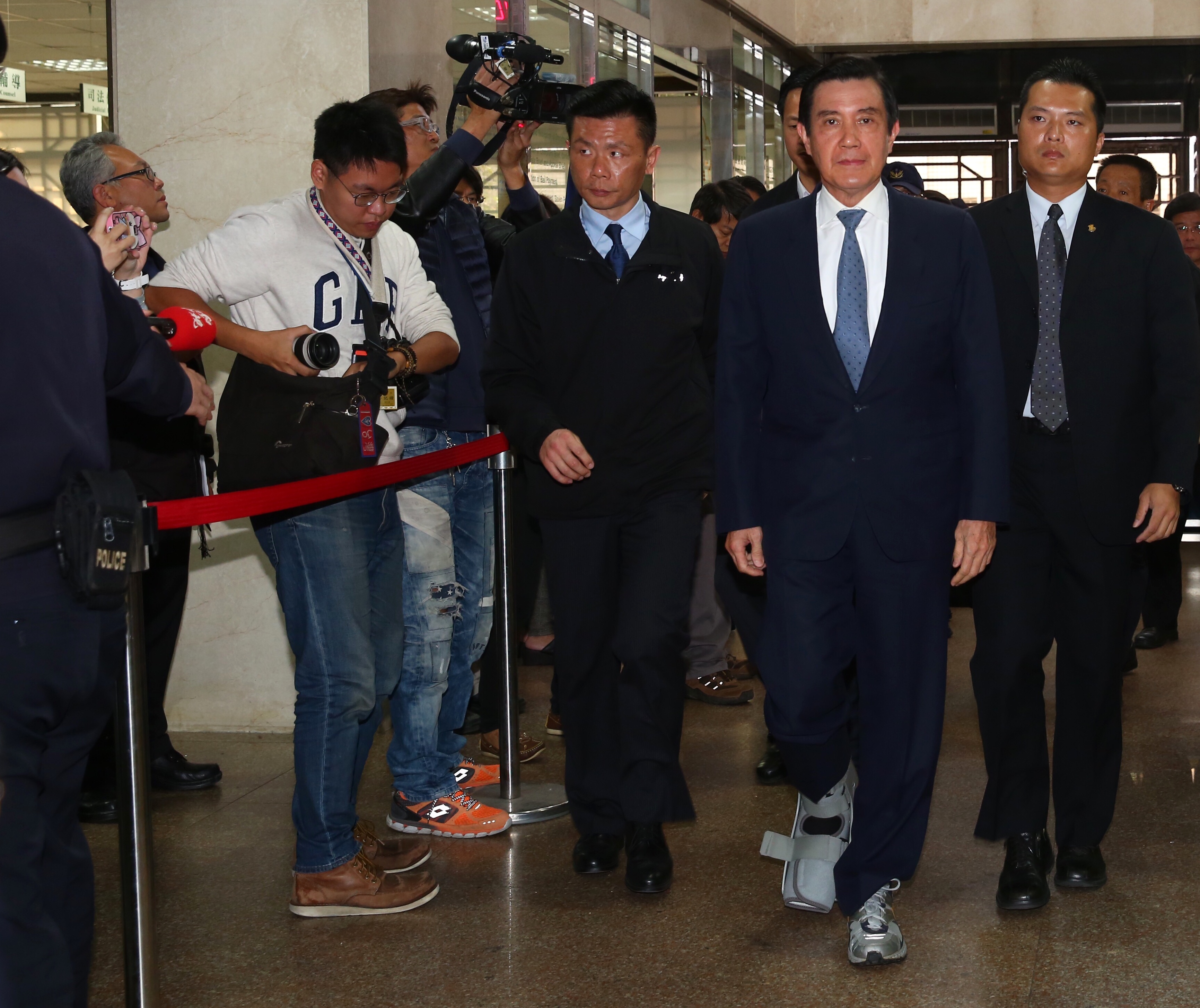 馬英九跛腳出庭　洩密案最快3月宣判