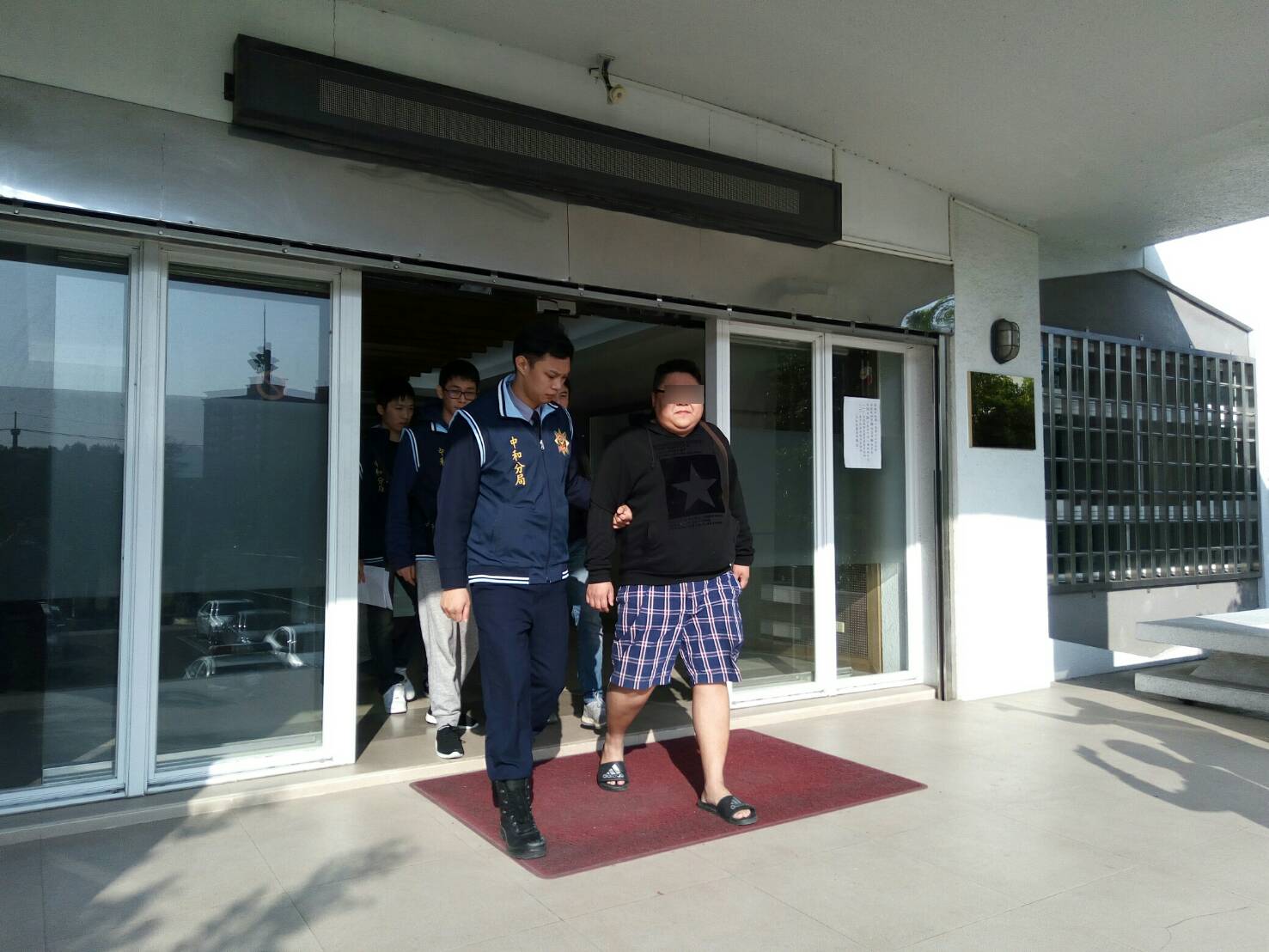 徐嫌經營暴力討債集團,今上午在睡夢中被警方逮捕,連睡褲和拖鞋都來不及換。