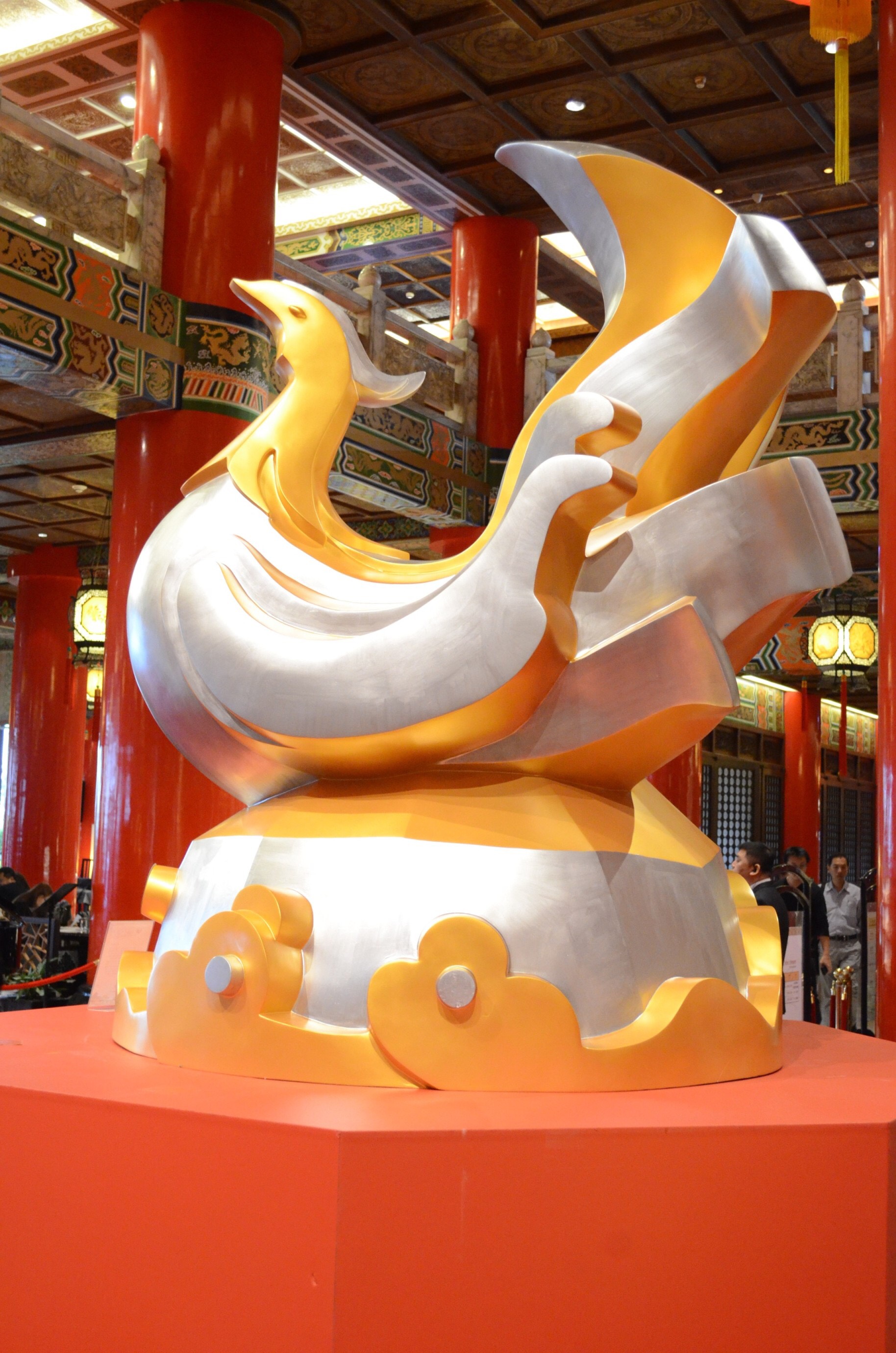 2017台灣燈會主燈模型「鳳凰來儀」目前在圓山飯店1樓大廳展示。