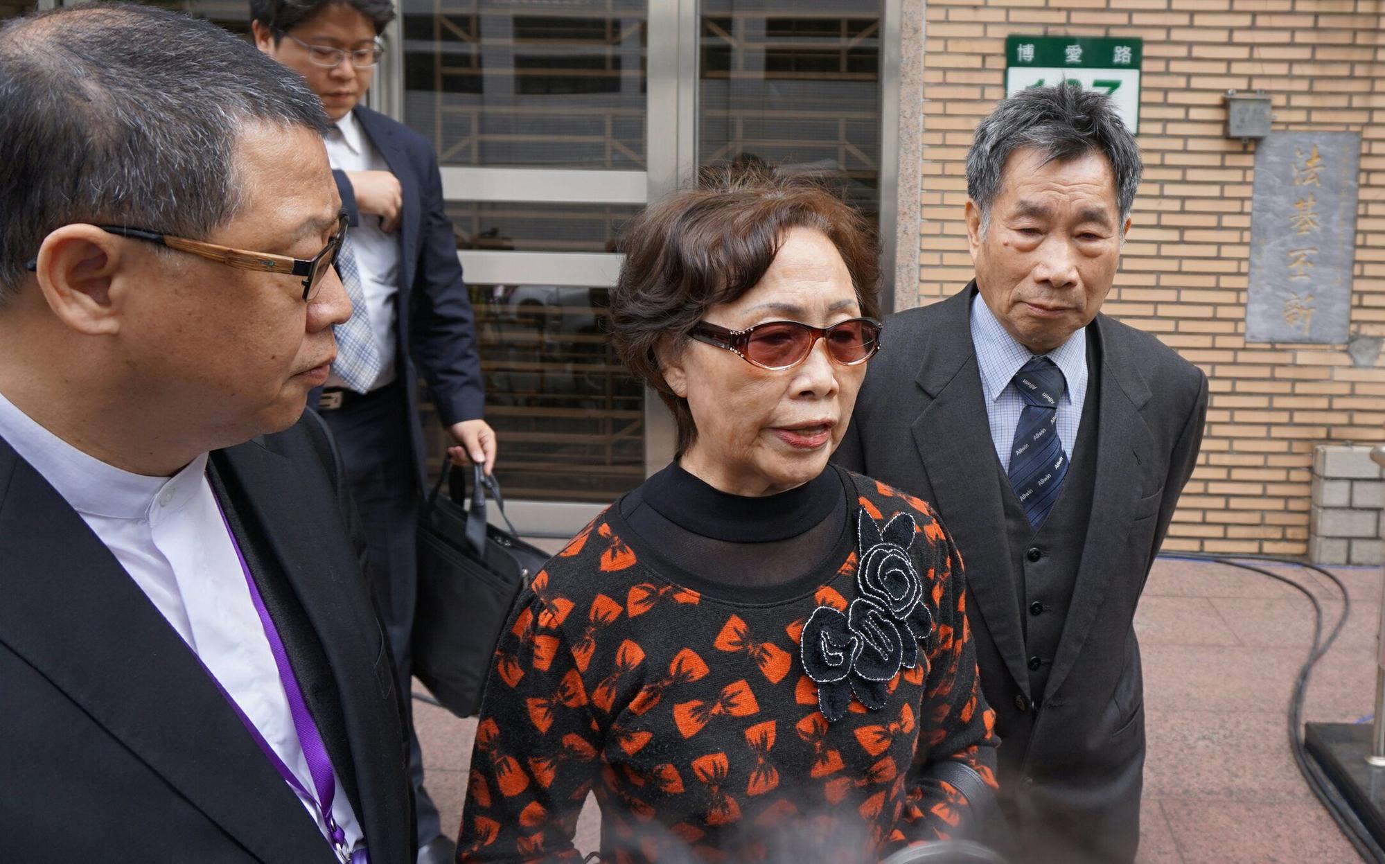 媽媽嘴咖啡命案死者陳進福胞妹(中)與夫在律師魏憶龍(左)陪同下出庭,控謝依涵沒悔意。