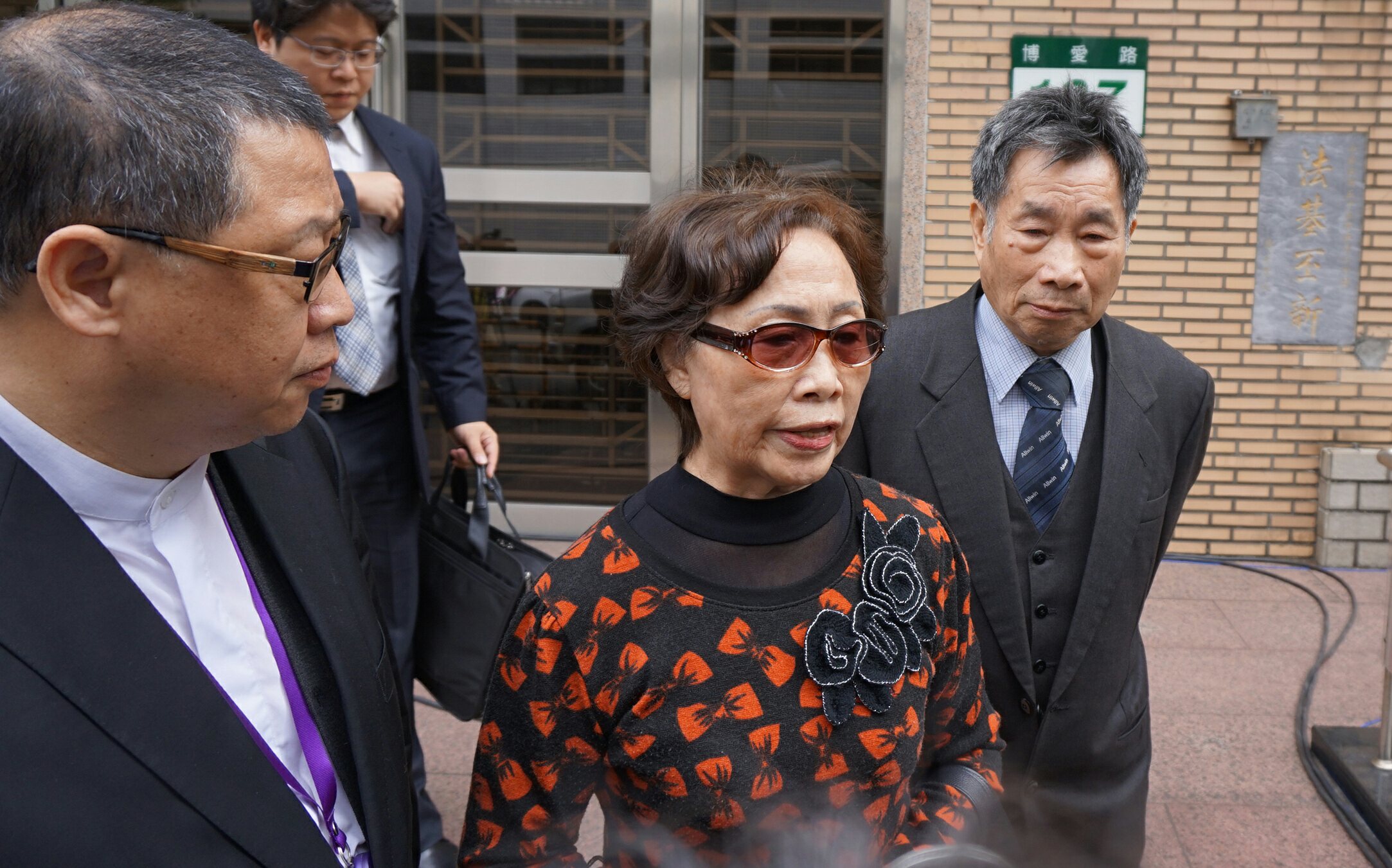 媽媽嘴咖啡命案死者陳進福胞妹(中)與夫在律師魏憶龍(左)陪同下出庭,控謝依涵沒悔意。