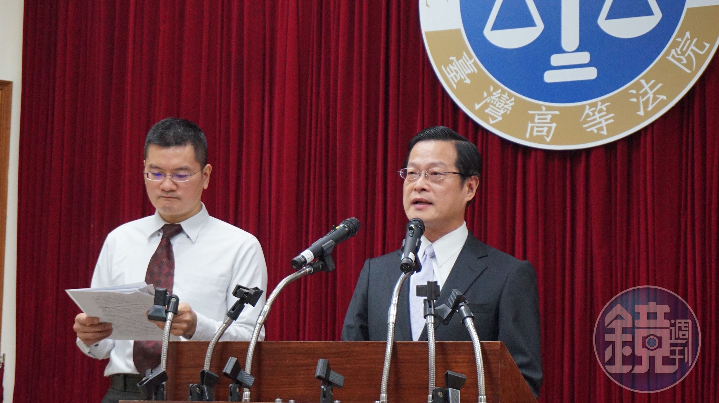 高等法院發言人周盈文庭長（右）、副發言人邱忠義庭長舉行記者會，說明謝依涵有悔意改判無期徒刑理由。