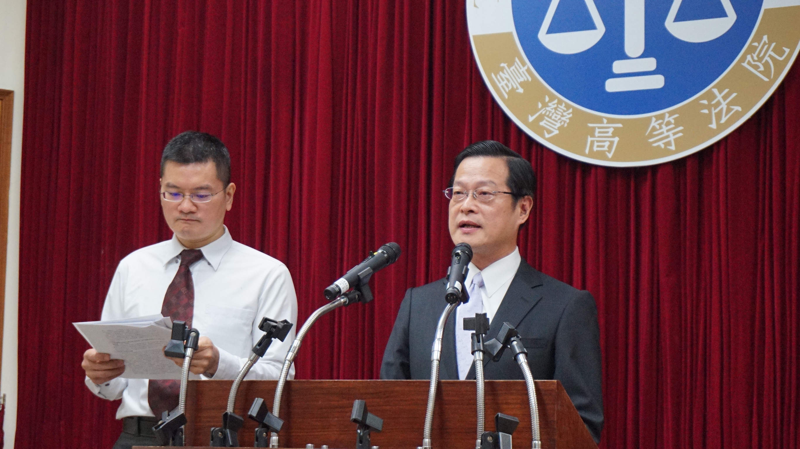 高等法院發言人周盈文庭長（右）、副發言人邱忠義庭長舉行記者會，說明謝依涵有悔意改判無期徒刑理由。