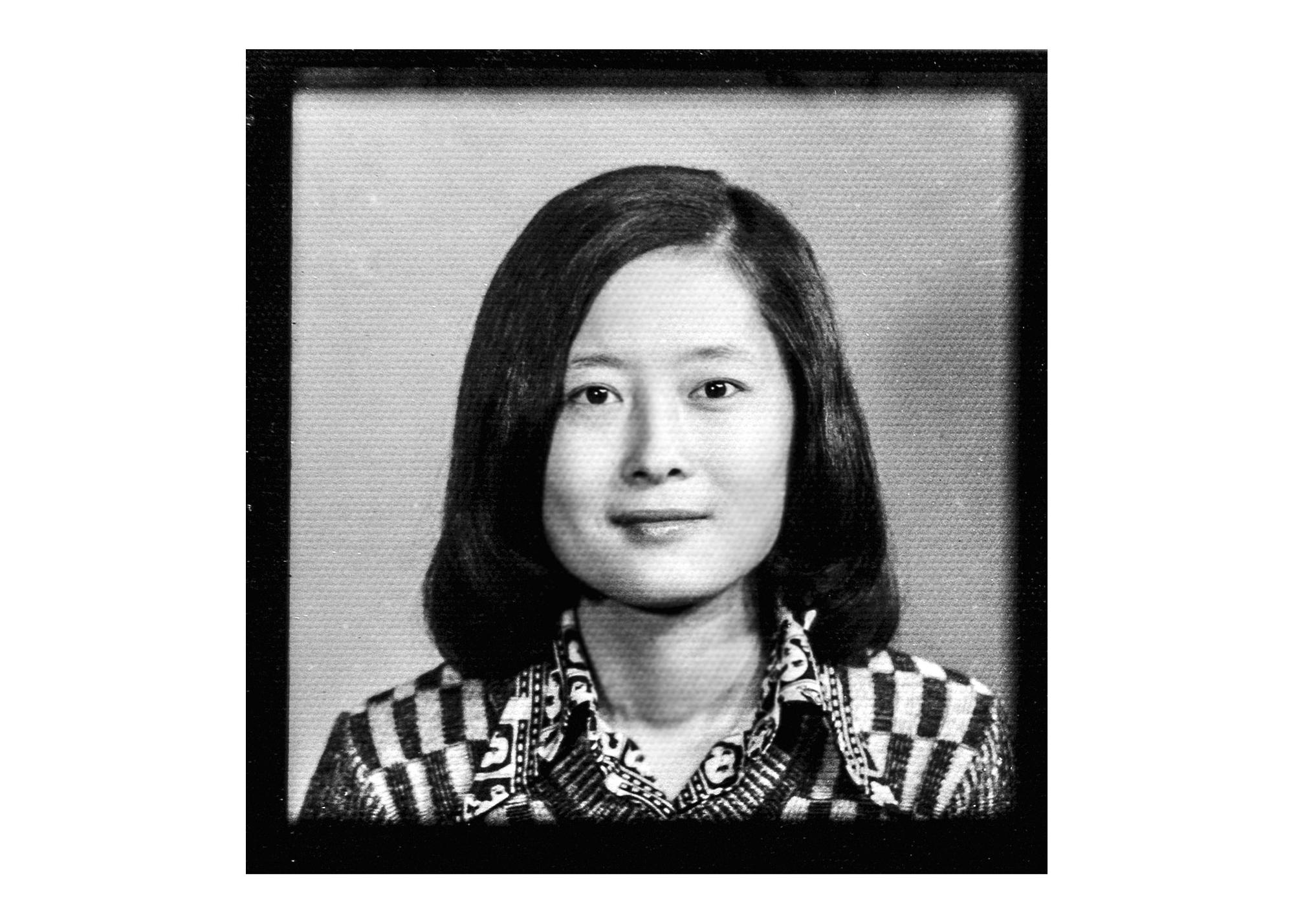 黃郁秀年輕時長得清秀，開營造公司包道路工程，和廠商拚酒，在男人的世界拚搏。（黃郁秀提供）