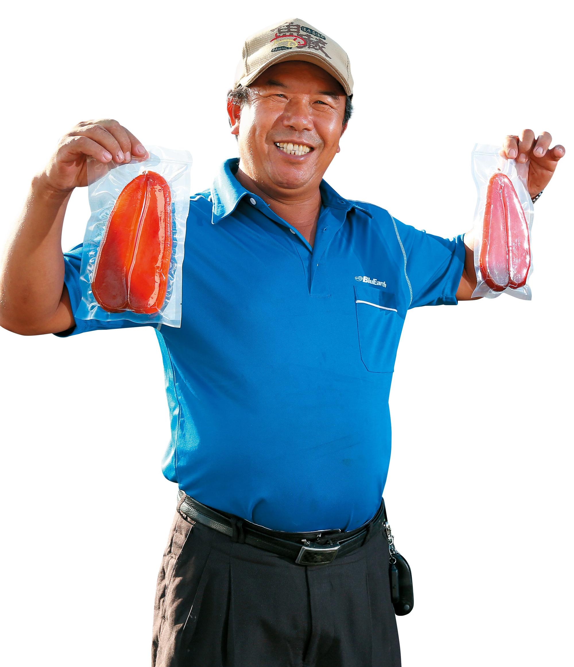 口福漁品老闆烏魚伯曾煥佾傳授烏魚子料理和挑選。
