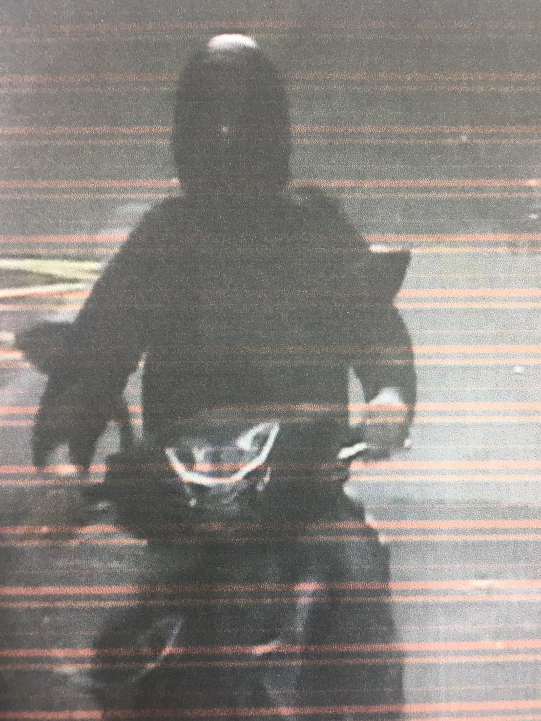 仗著騎車技術好，專挑帶著金項鍊警覺性低的壯男下手行搶。