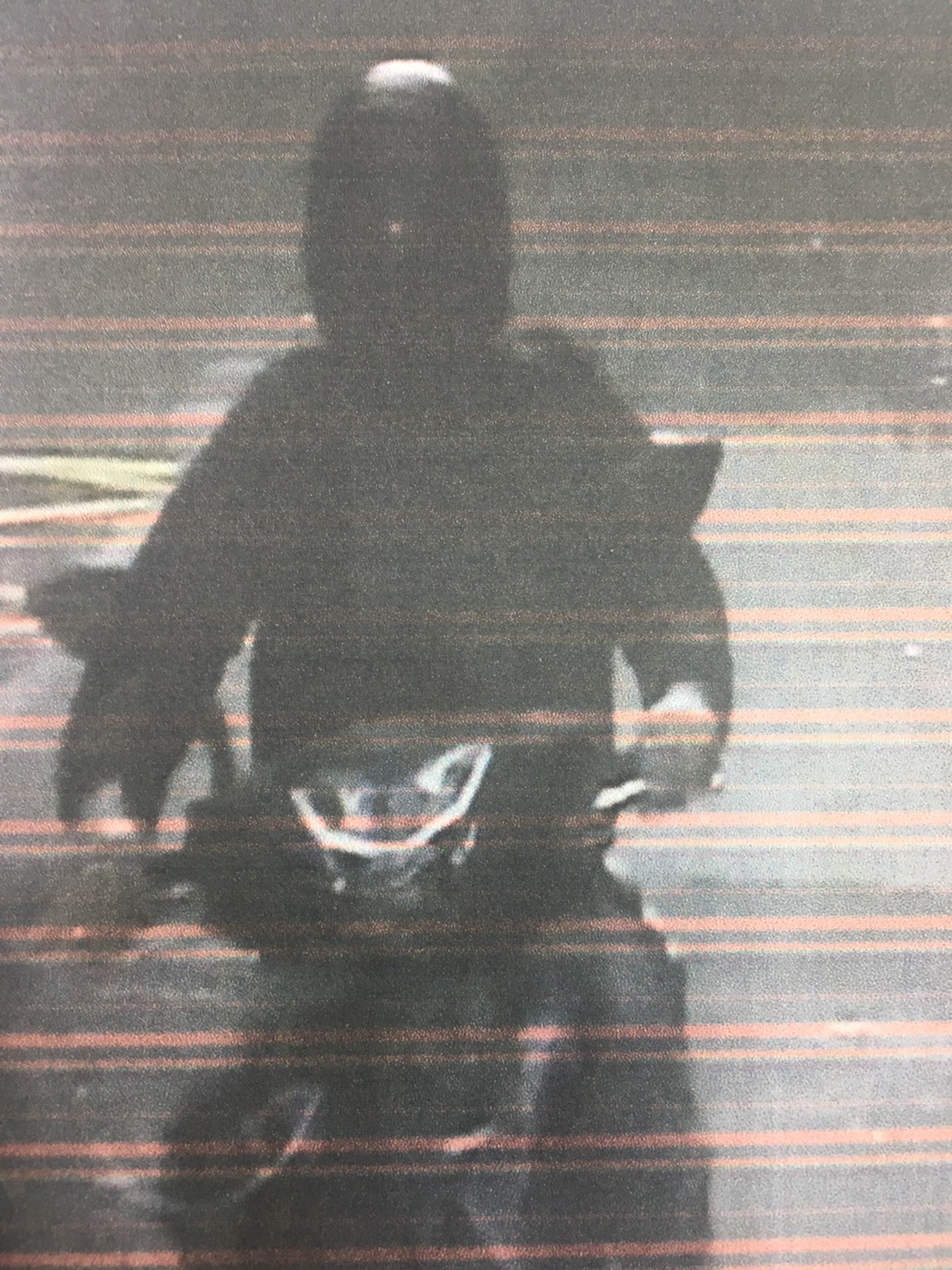 仗著騎車技術好,專挑帶著金項鍊警覺性低的壯男下手行搶。