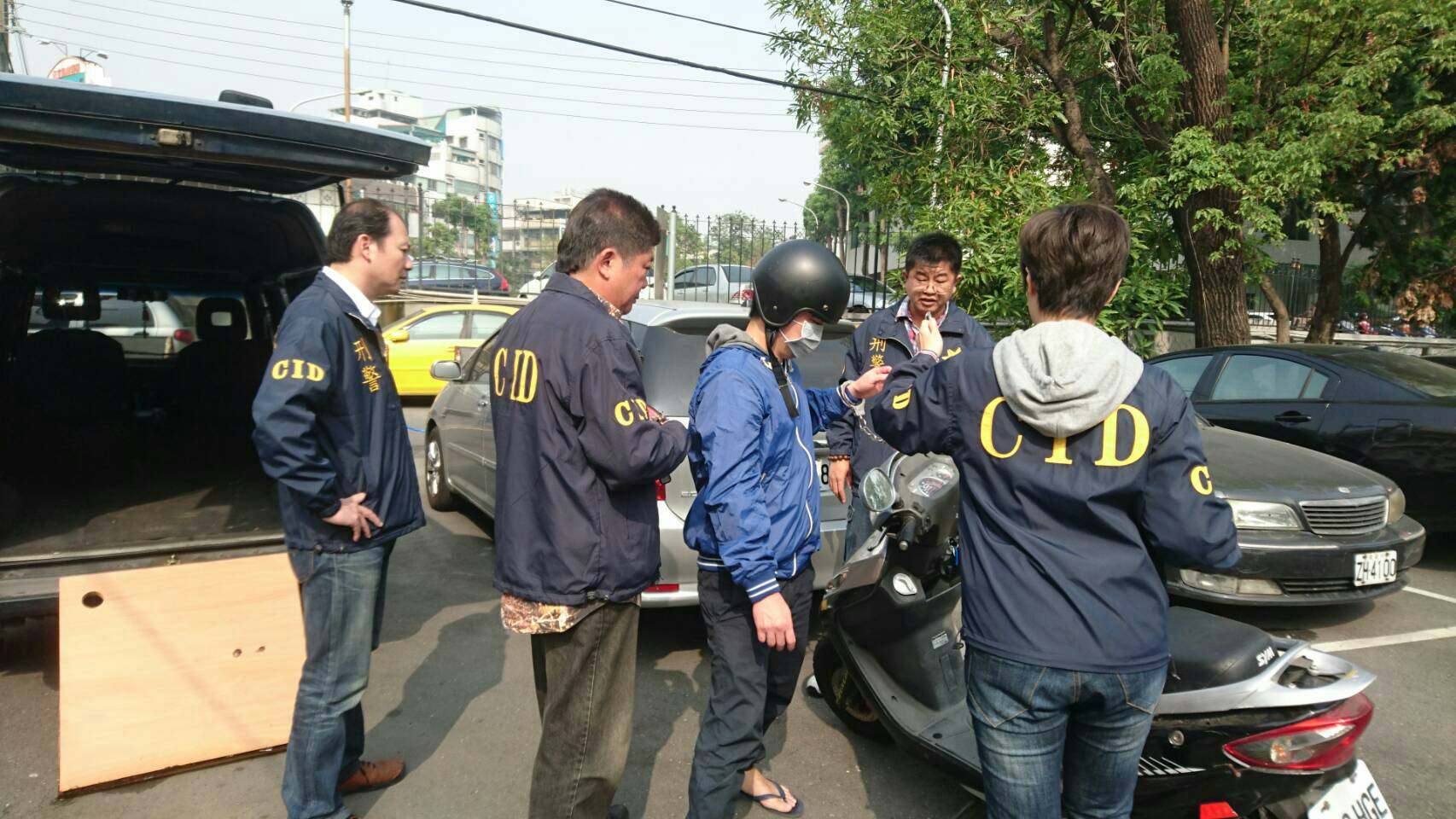 警方過濾上百支監視器,逮捕橫行高雄的搶金鍊大盜。