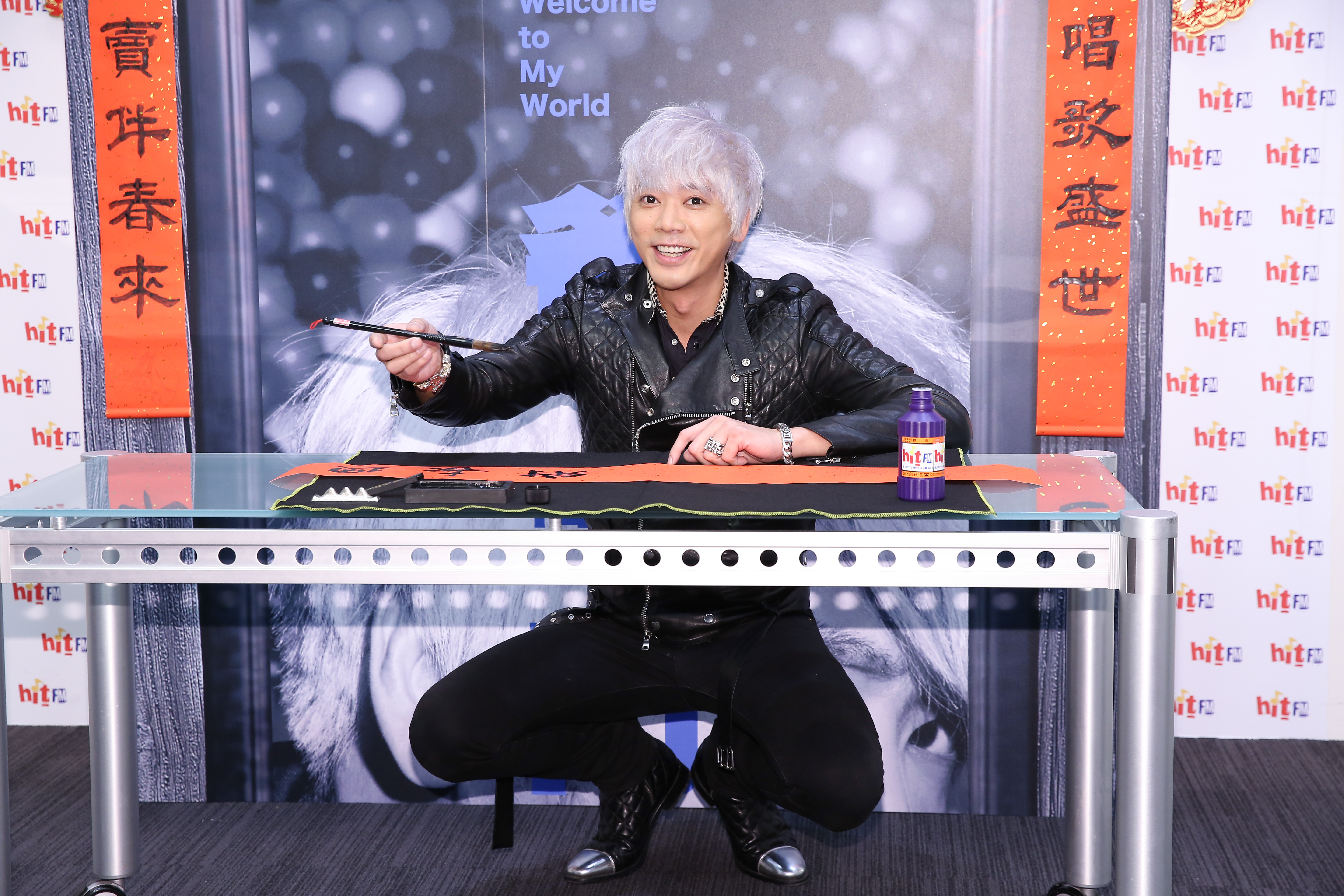 信為《大爺門》寫春聯　「迎春納福腿開開」