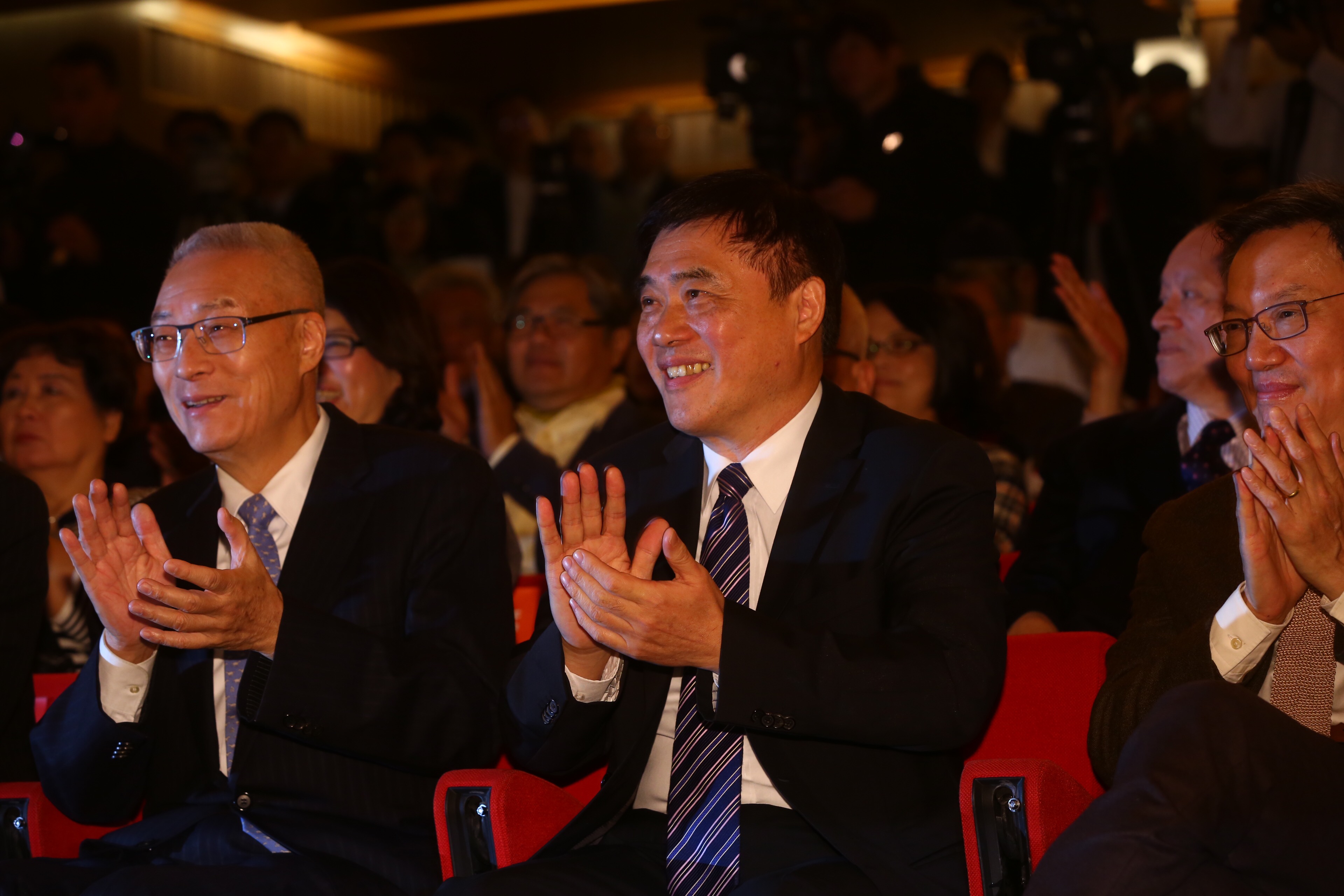 近期先後宣布參選黨主席的郝龍斌與吳敦義(左),在13日《百年大黨,十年風雲》新書發表會中相鄰而坐。