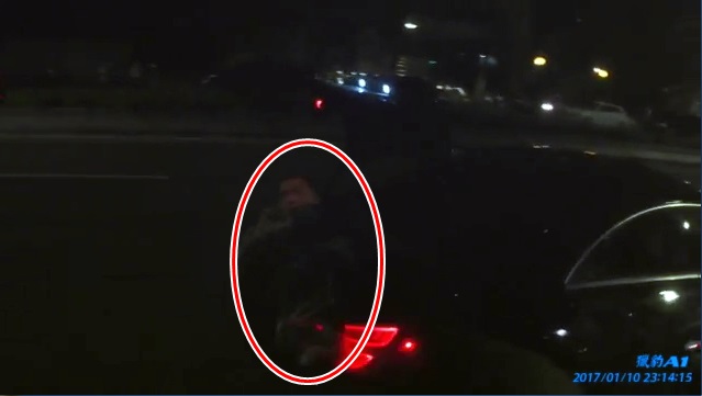 後車廂彈出人　車主作賊心虛栽了