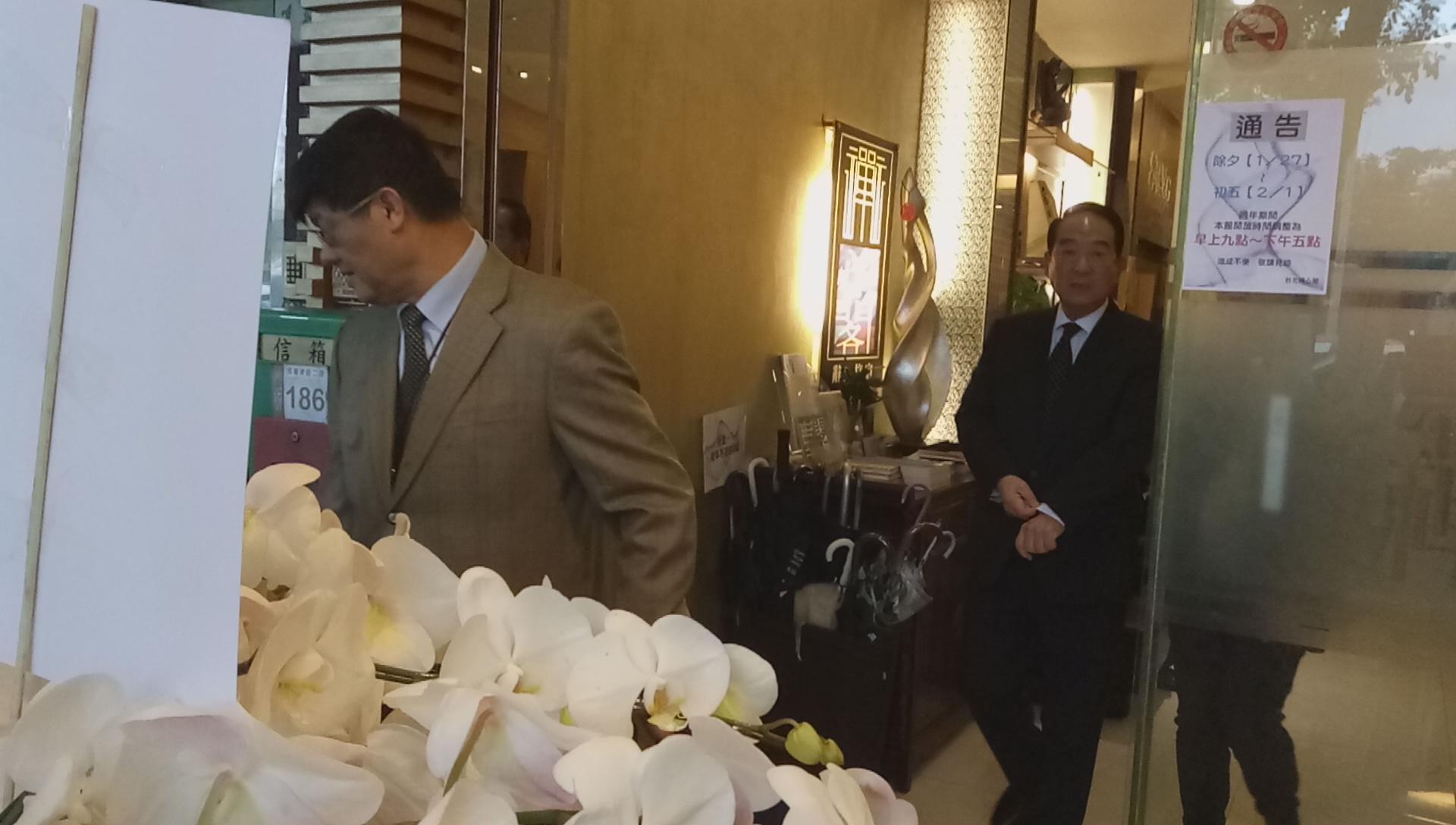 宋楚瑜（右）下午4時左右，在祕書魏志中（左）陪同下離開靈堂。