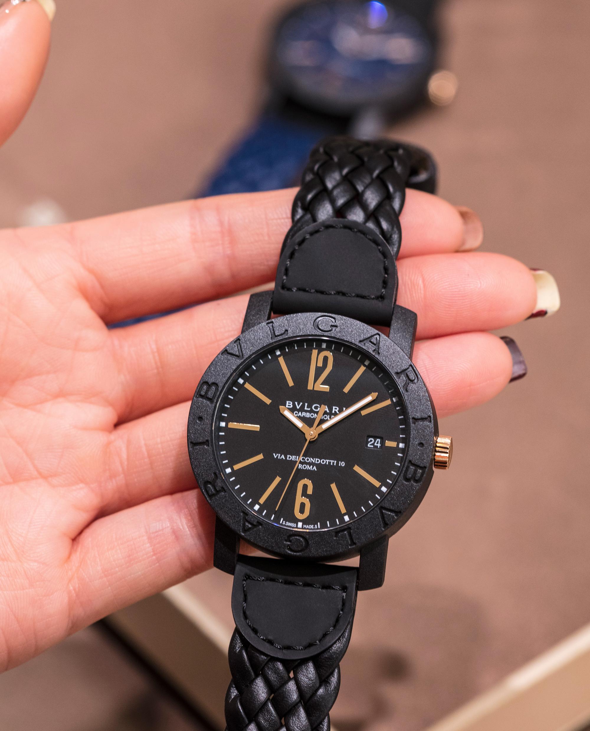 寶格麗這款Bulgari Bulgari Carbon Gold腕錶雖說是基本款，不過也最能體現這個品牌的義式風情，尤其是那編織紋錶帶，時尚感倍增，超搶眼！建議售價NT$97,800。