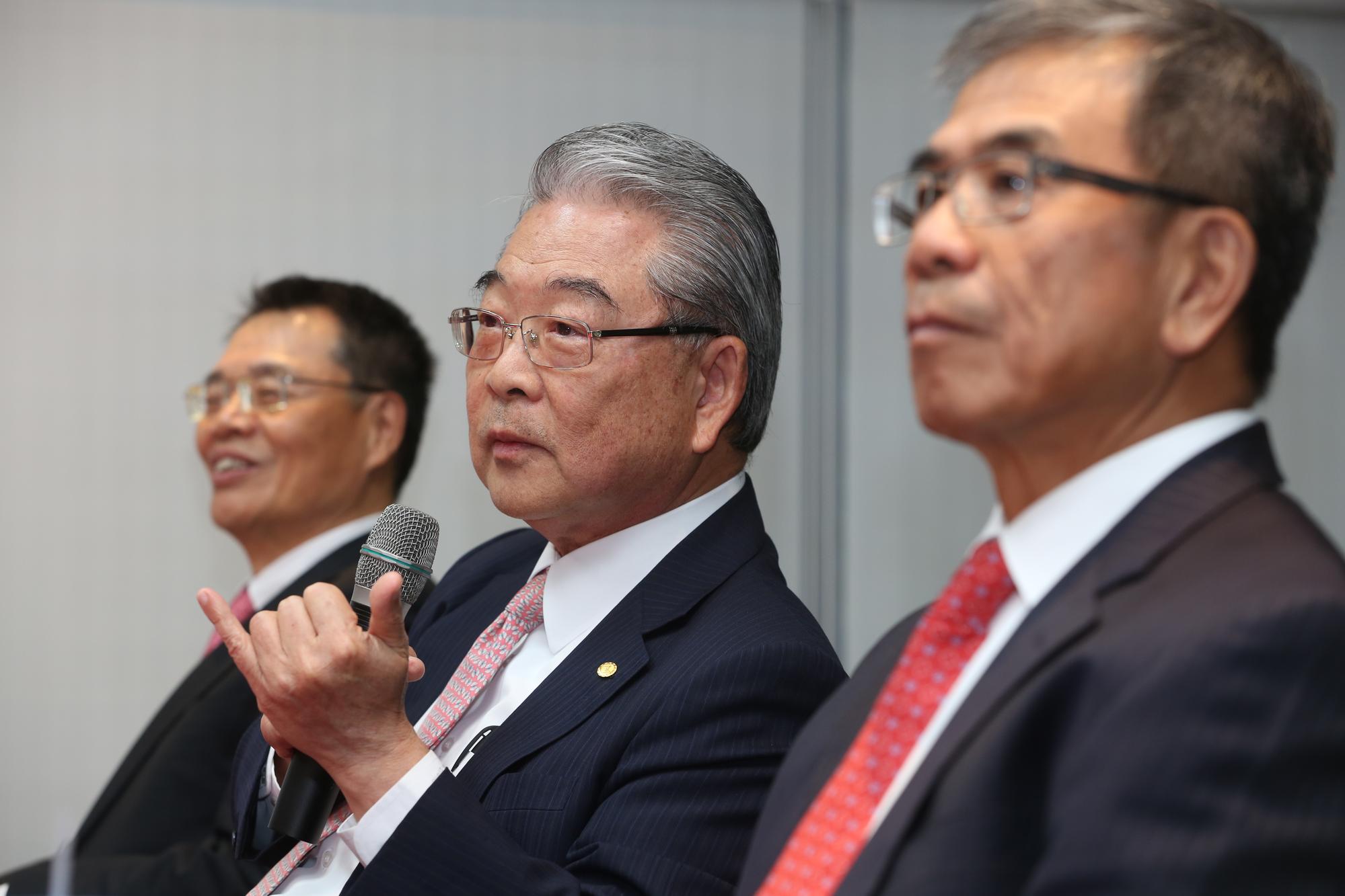 2016年碰到大客戶東芝、樂視先後出事,仁寶董事長許勝雄(中)倒是樂觀看待2017年,認為最壞狀況過去。