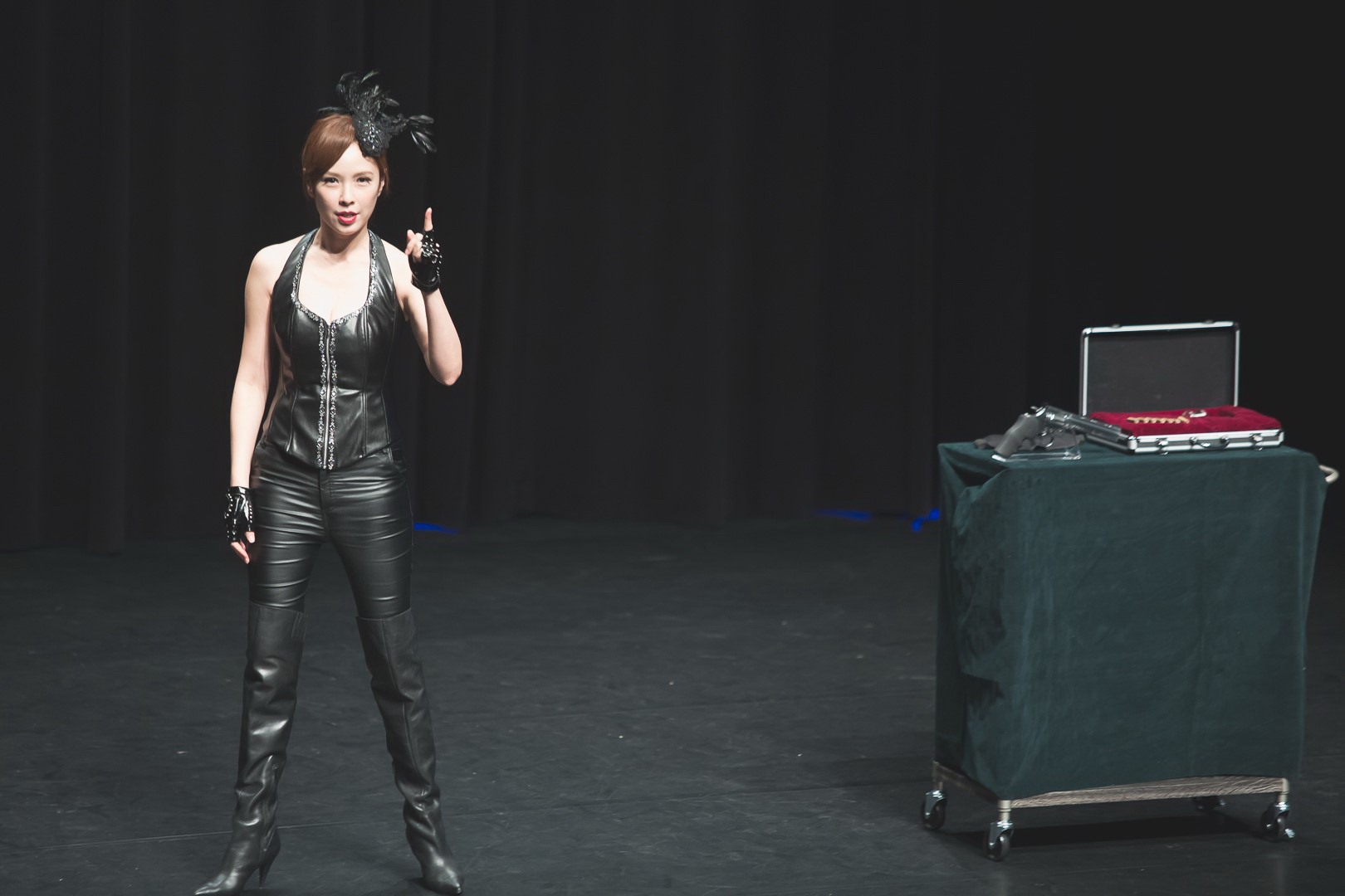 為了演出魔術師,天心上了近半個月的魔術課,經過專業指導後她的架式十足。