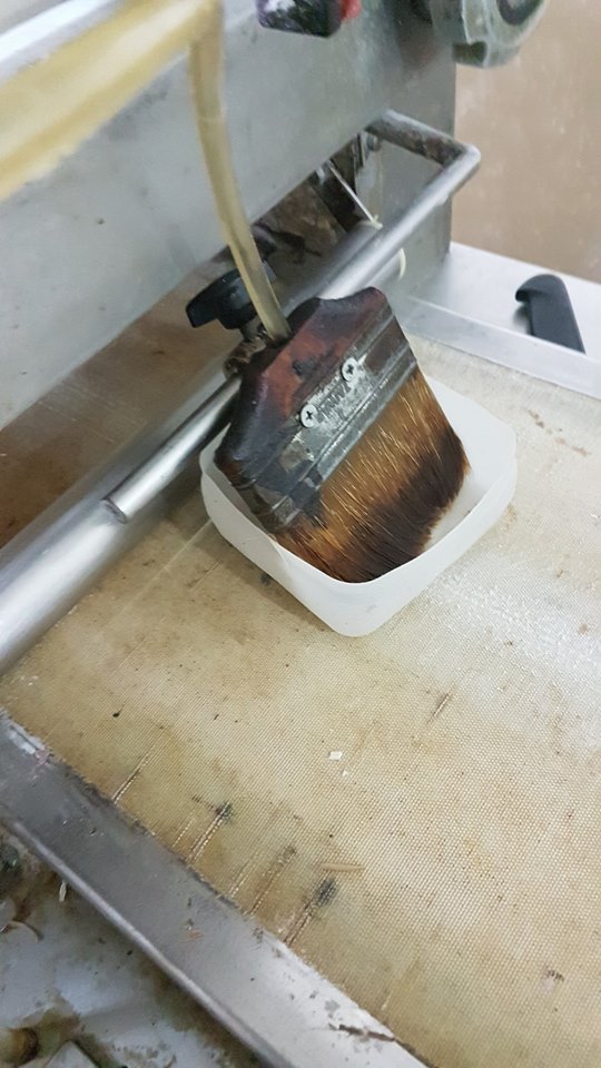 業者一度否認使用機械油,但毛刷上驗出機械油反應讓業者無從抵賴。