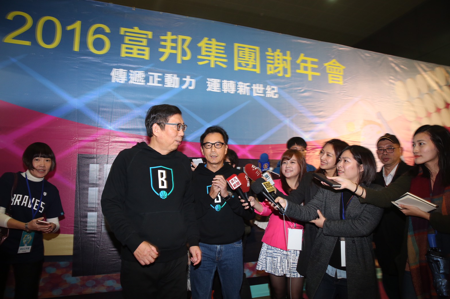蔡明忠、蔡明興兄弟穿著富邦勇士隊帽T出席尾牙,蔡明興難得主動回答媒體提問。