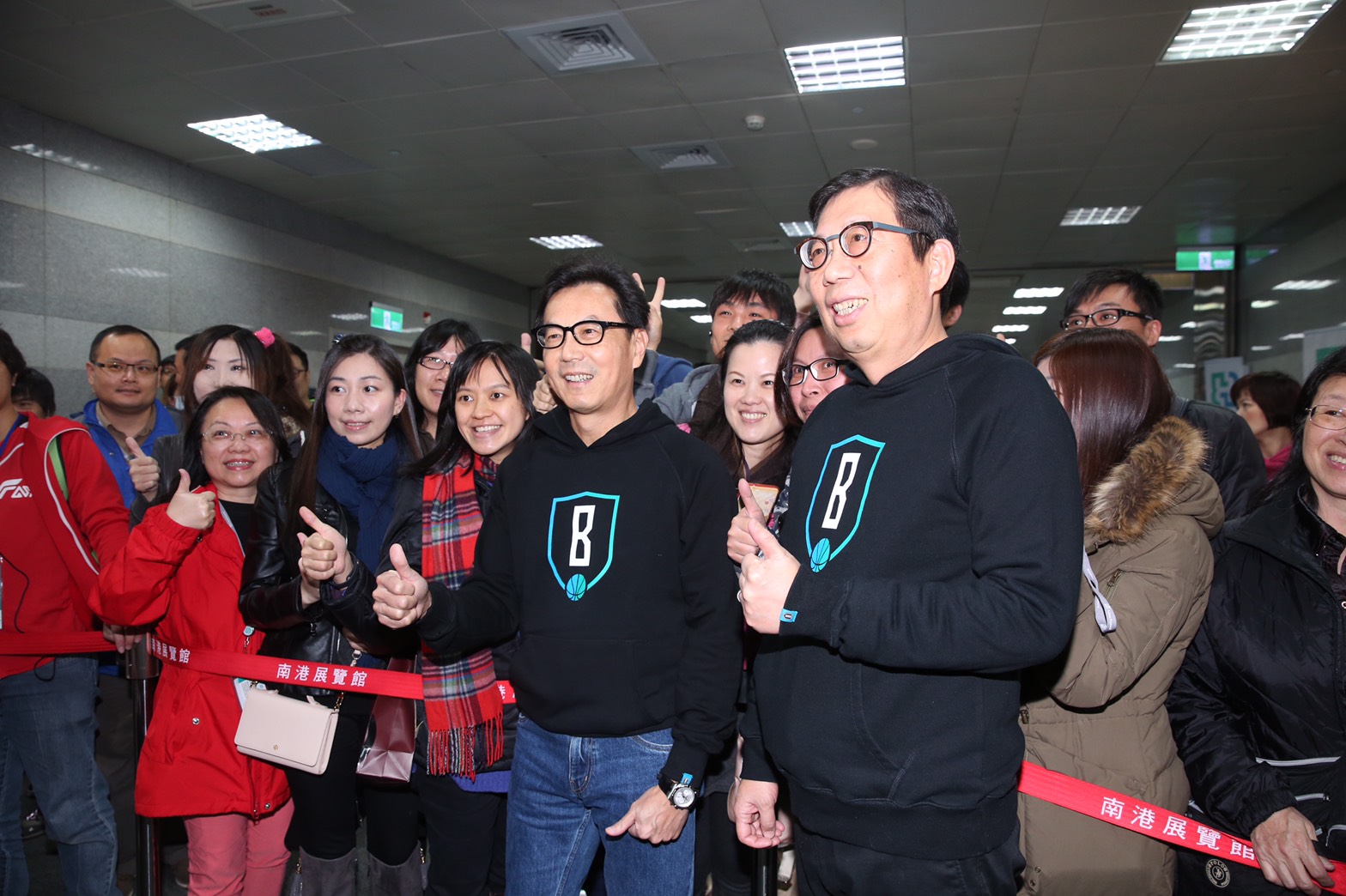 富邦集團舉行謝年會時,大董蔡明忠、二董蔡明興宛如明星,大受員工歡迎。