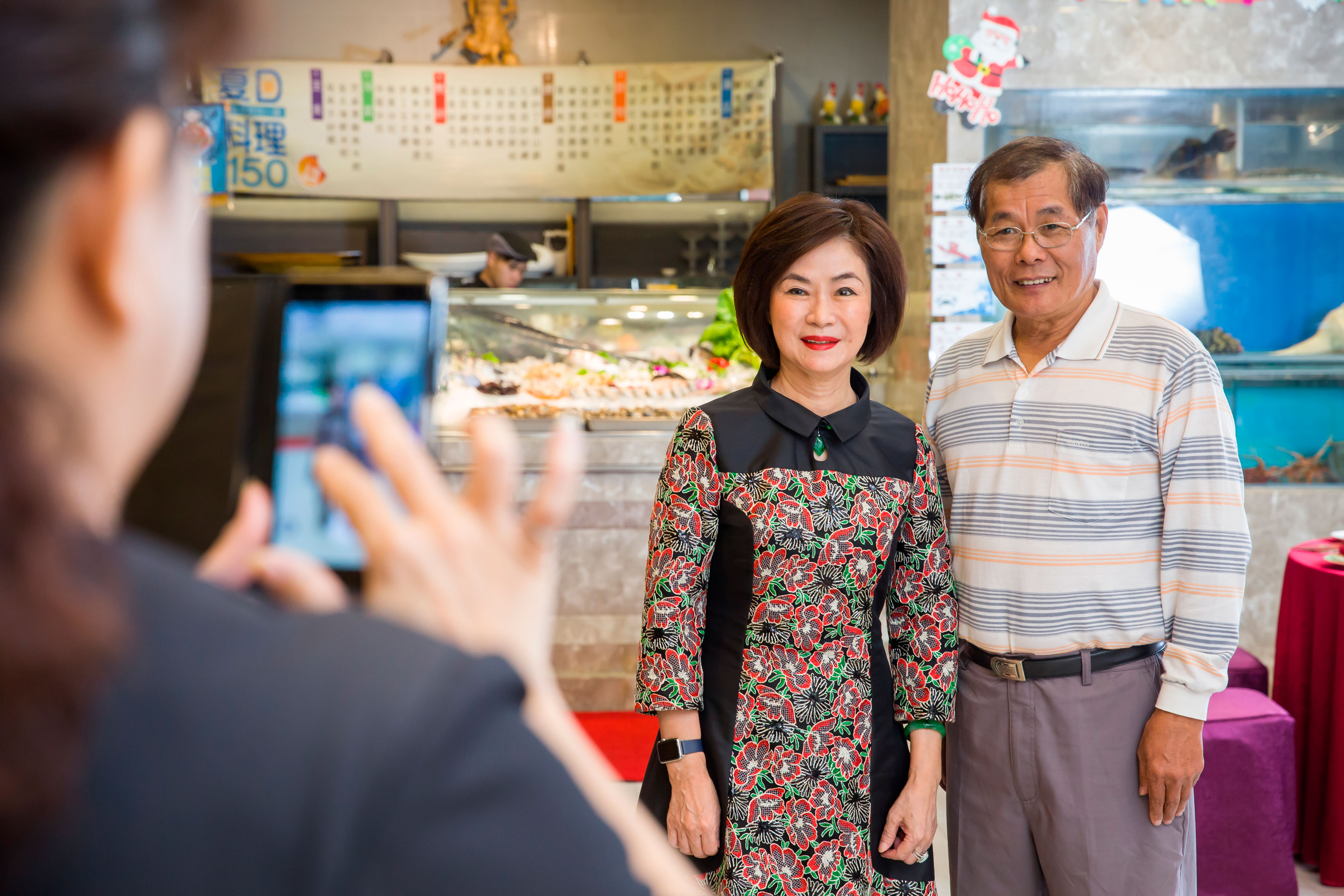 今年60歲的張素鑾駐顏有術，樂於巡店和顧客合照互動。