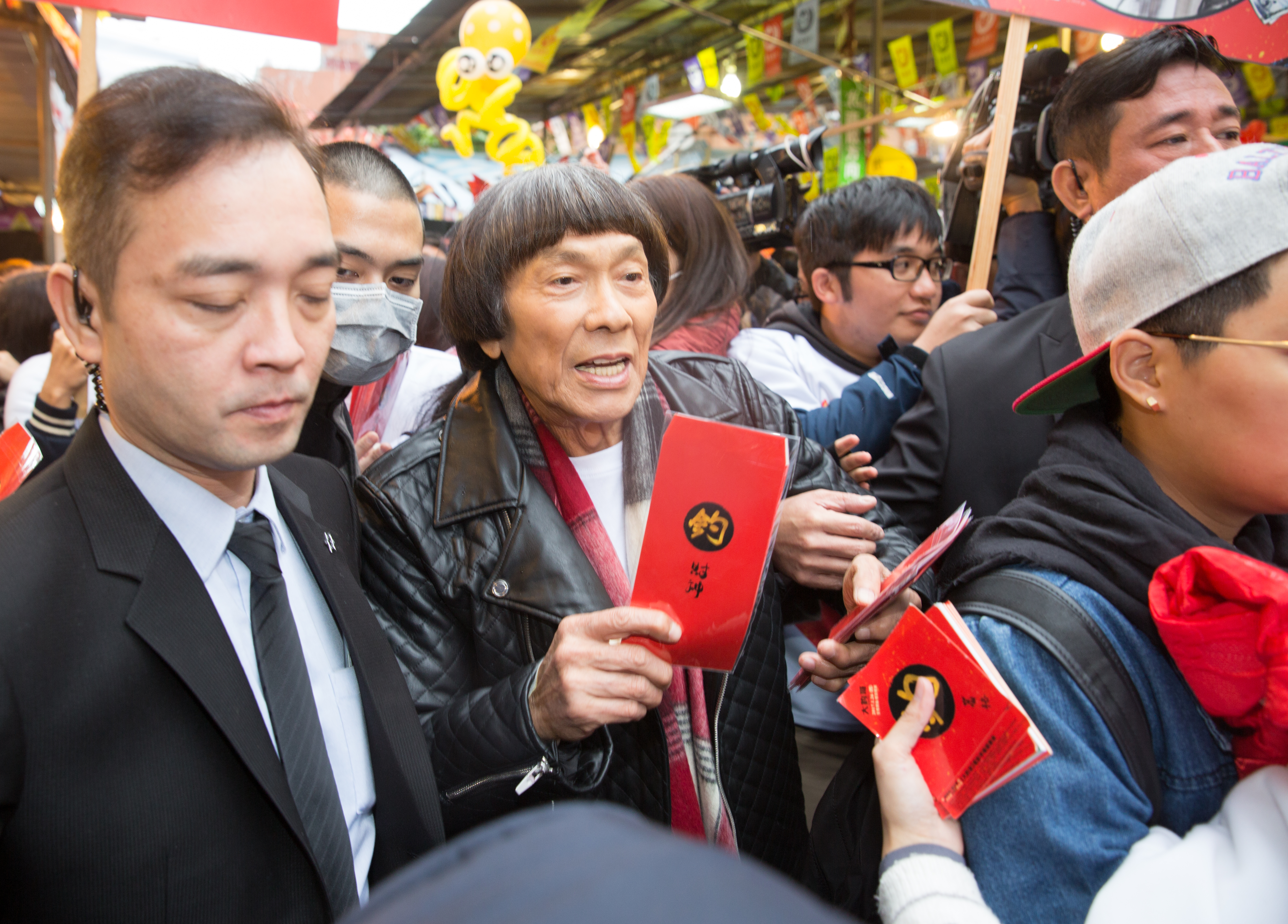 豬哥亮人氣癱瘓迪化街　想活著卻寫下遺書   