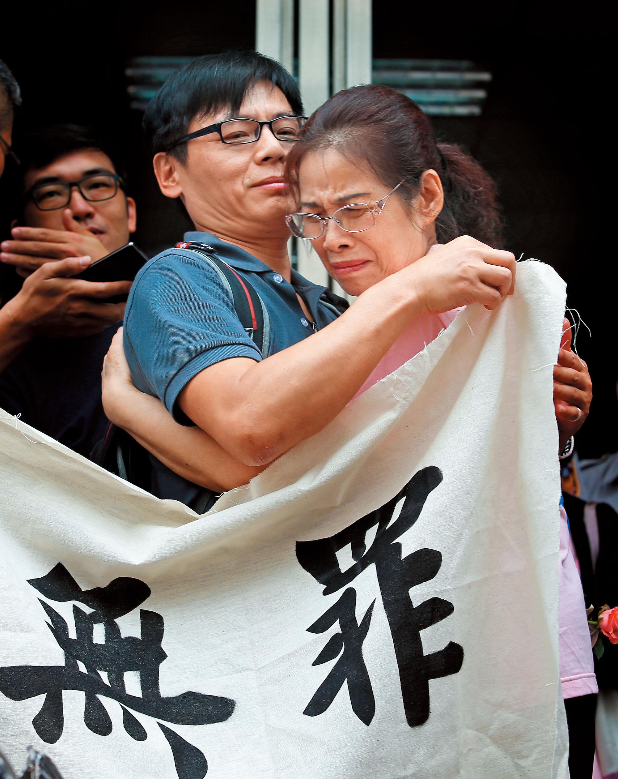 2015年9月1日更九審,法院宣判徐自強(右2)無罪,全場歡呼,徐媽媽(右1)激動得說不出話。