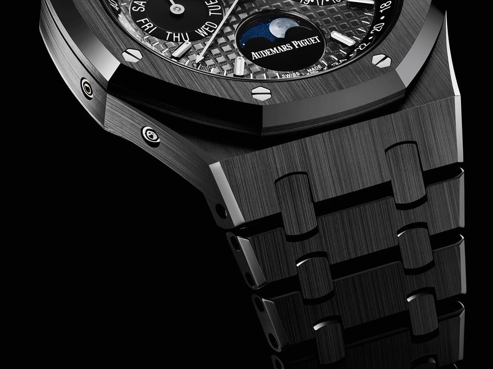 AUDEMARS PIGUET的打磨師傅以鑽石砂輪手工打磨，花費比金屬材質多上「五倍」的時間來修飾這款黑色陶瓷萬年曆腕錶！一只腕錶的總工時更高達600小時以上！！