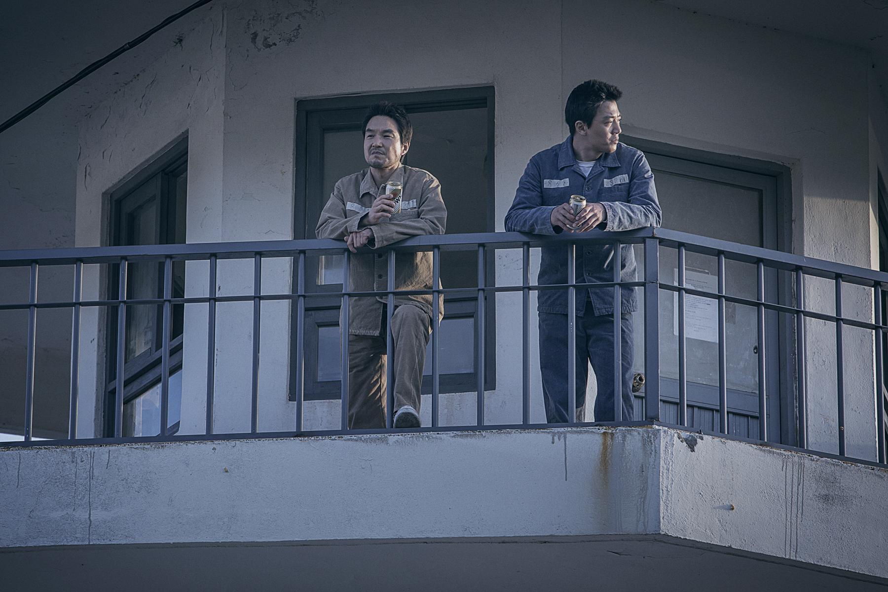 金來沅與韓石圭(左)合作的犯罪動作鉅片《叛獄無間》,暫定3月17日於台灣公開上映。(車庫娛樂提供)