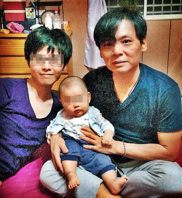 徐自強(右1)入獄時兒子剛讀小學,獲釋時兒子(左1)已退伍,而今有個1歲小孩,一家與父母四代同堂。(徐自強提供)