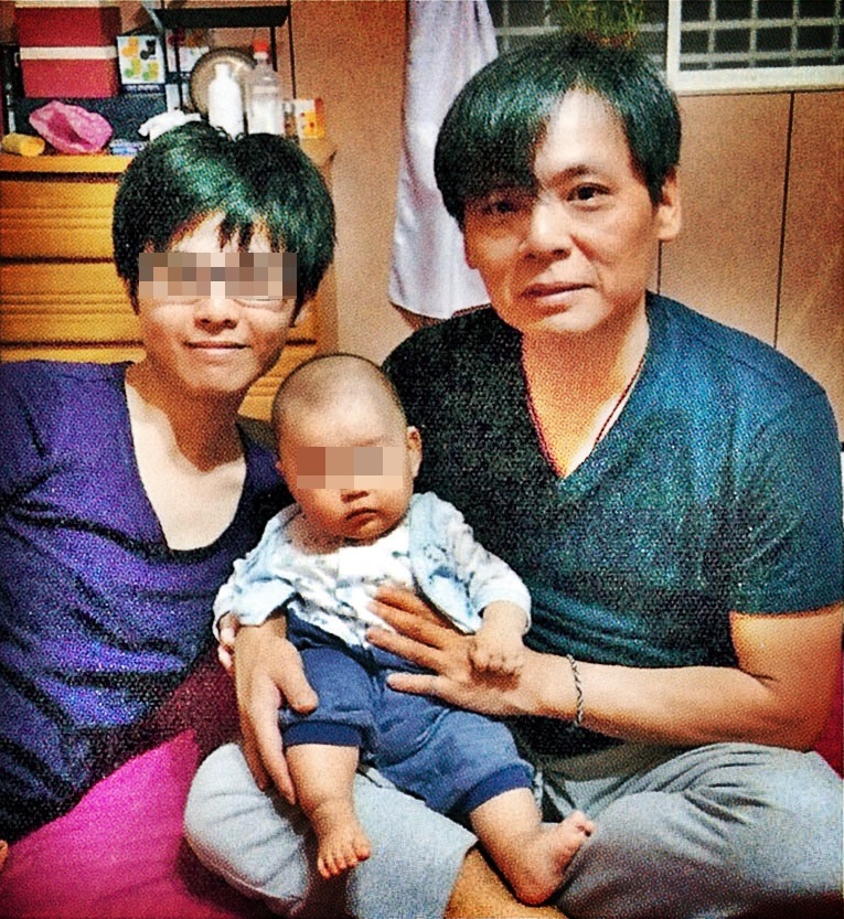 徐自強(右1)入獄時兒子剛讀小學,獲釋時兒子(左1)已退伍,而今有個1歲小孩,一家與父母四代同堂。(徐自強提供)