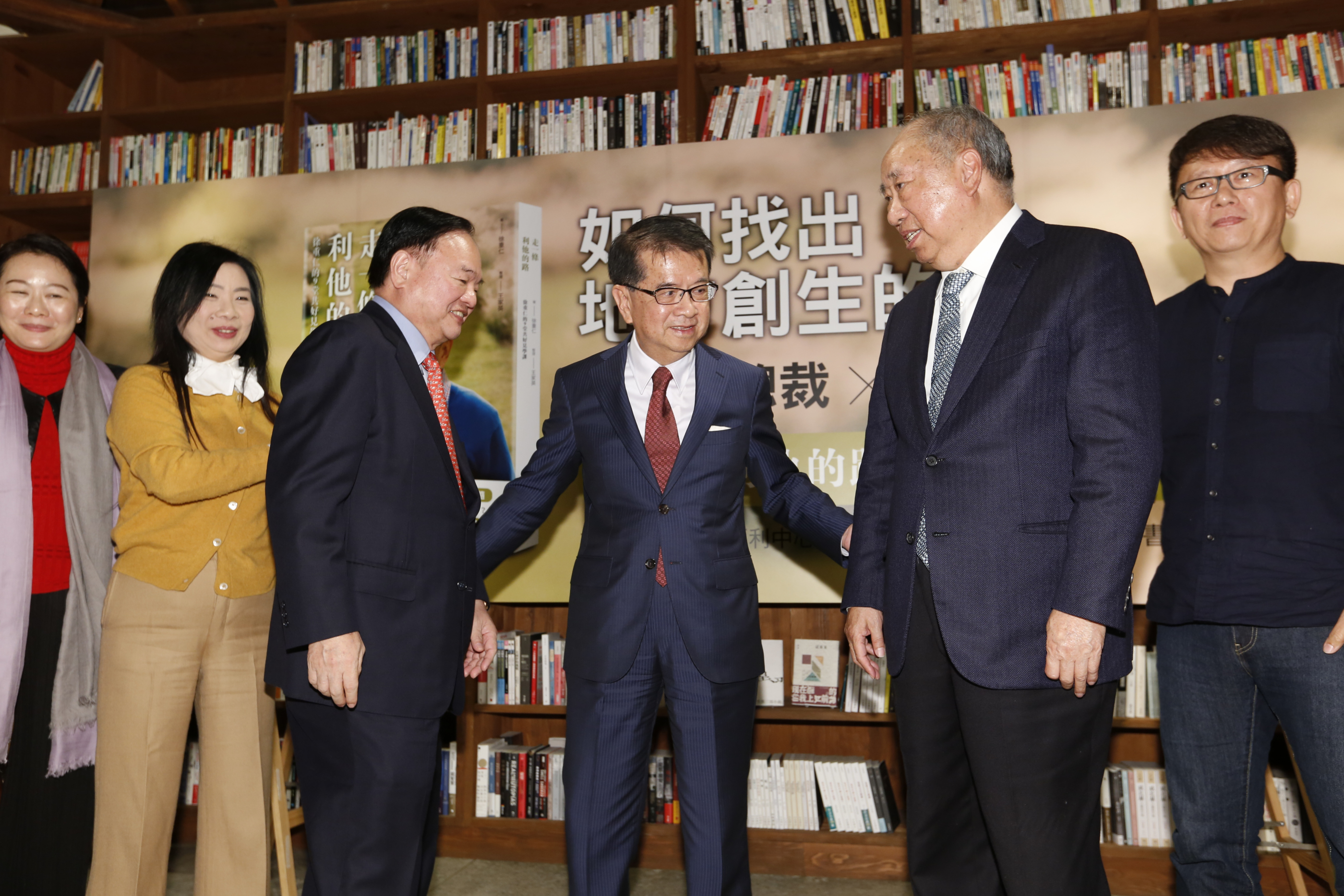 徐重仁表示：「一個人走一百步，不如一百個人走一步。」希望大家可以一起向上。