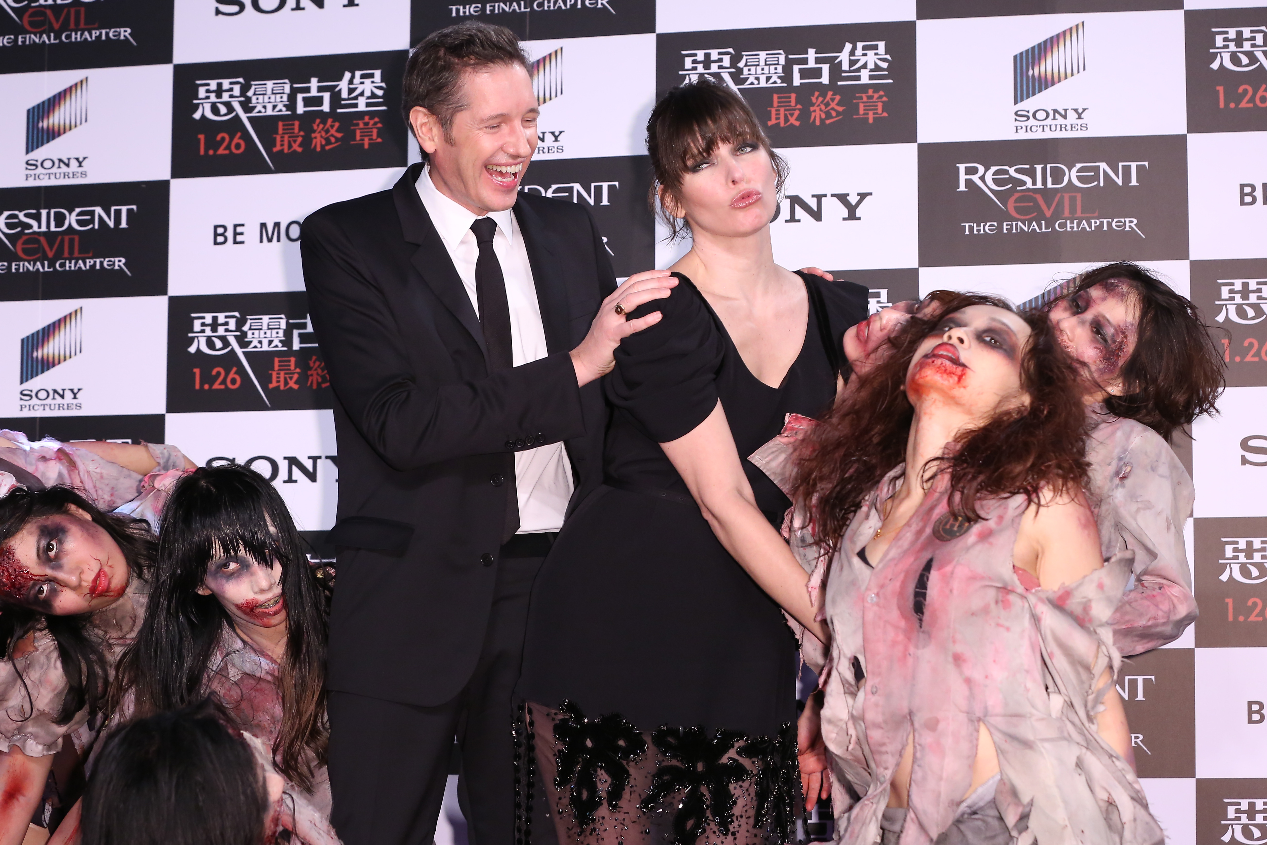 蜜拉喬娃薇琪首映說中文　又「長」又「紅」