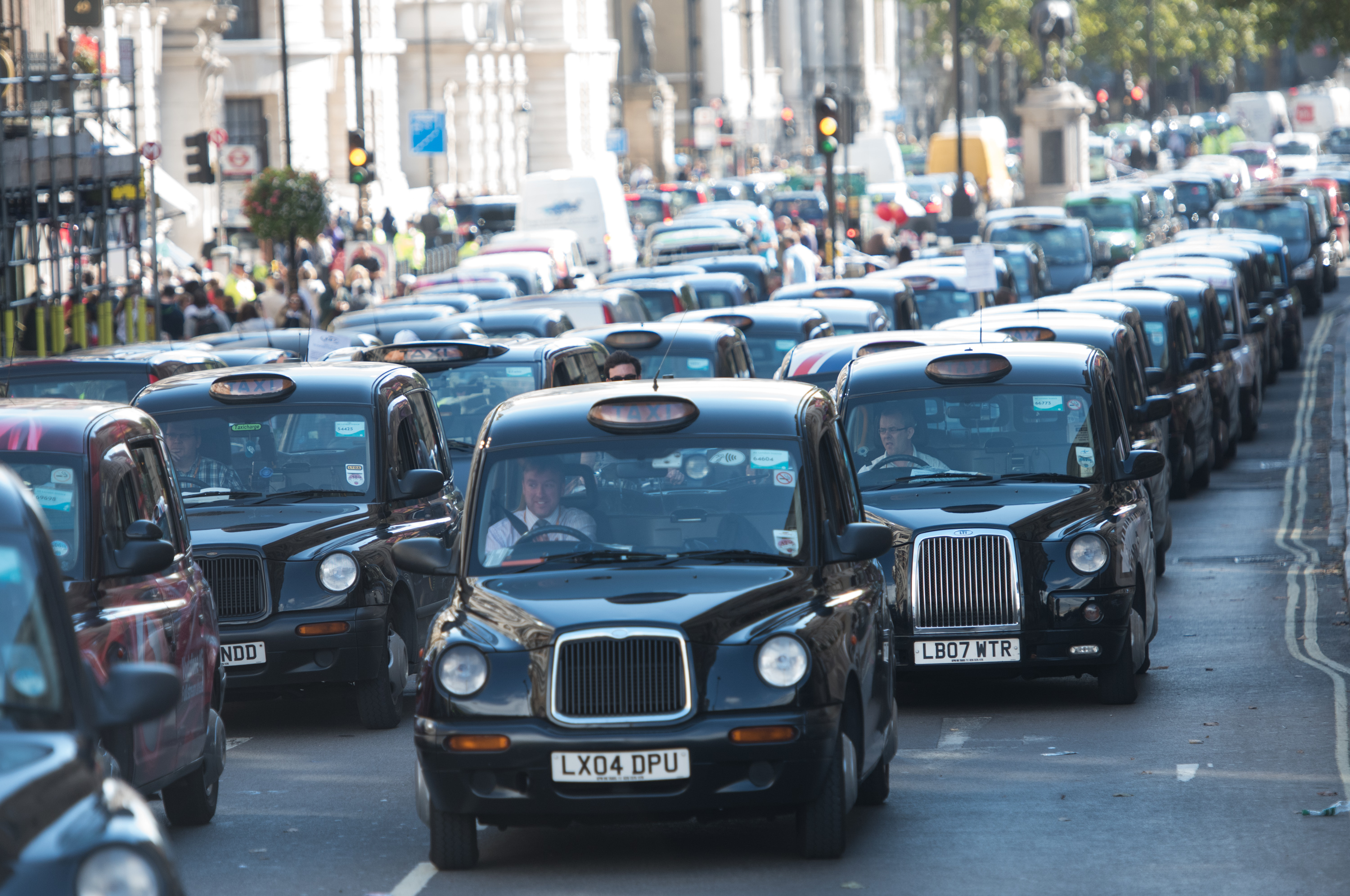 英國倫敦計程車司機罷工癱瘓街頭抗議叫車服務Uber。（畫面取自東方IC）
