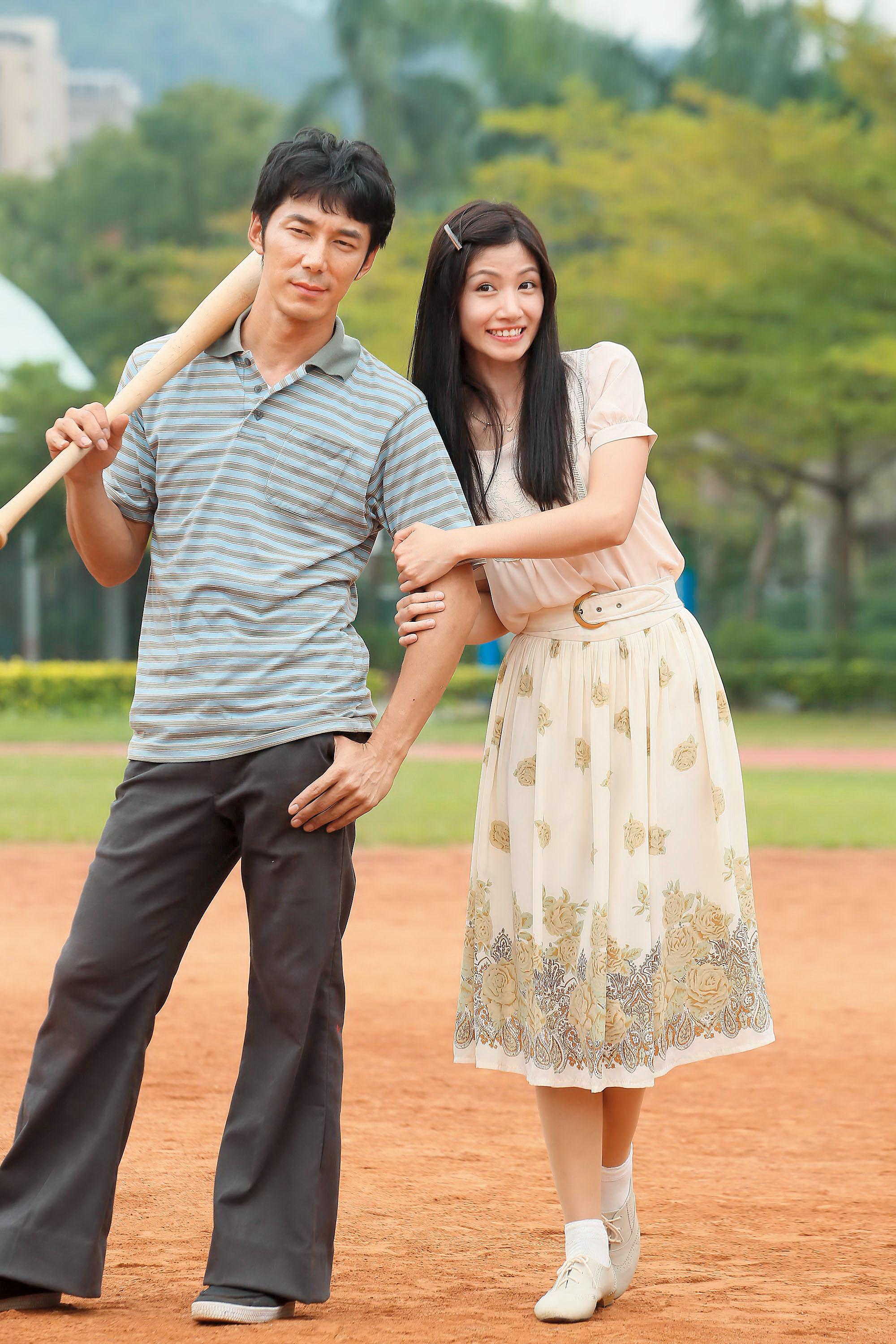 李千娜雖離過婚又有小孩,但出道以來異性緣仍非常好。左為李李仁。(東方IC)