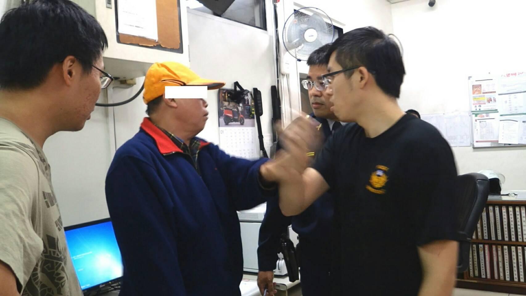 醉運匠(黃帽者)在警局「盧」三小時,一聽到將被移送,竟出手推打員警,多加一條妨礙公務罪。
