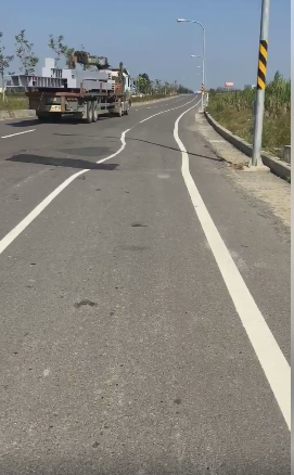 歪七扭八的分隔線激發網友創意,被喻為梵谷作畫的道路奇景。