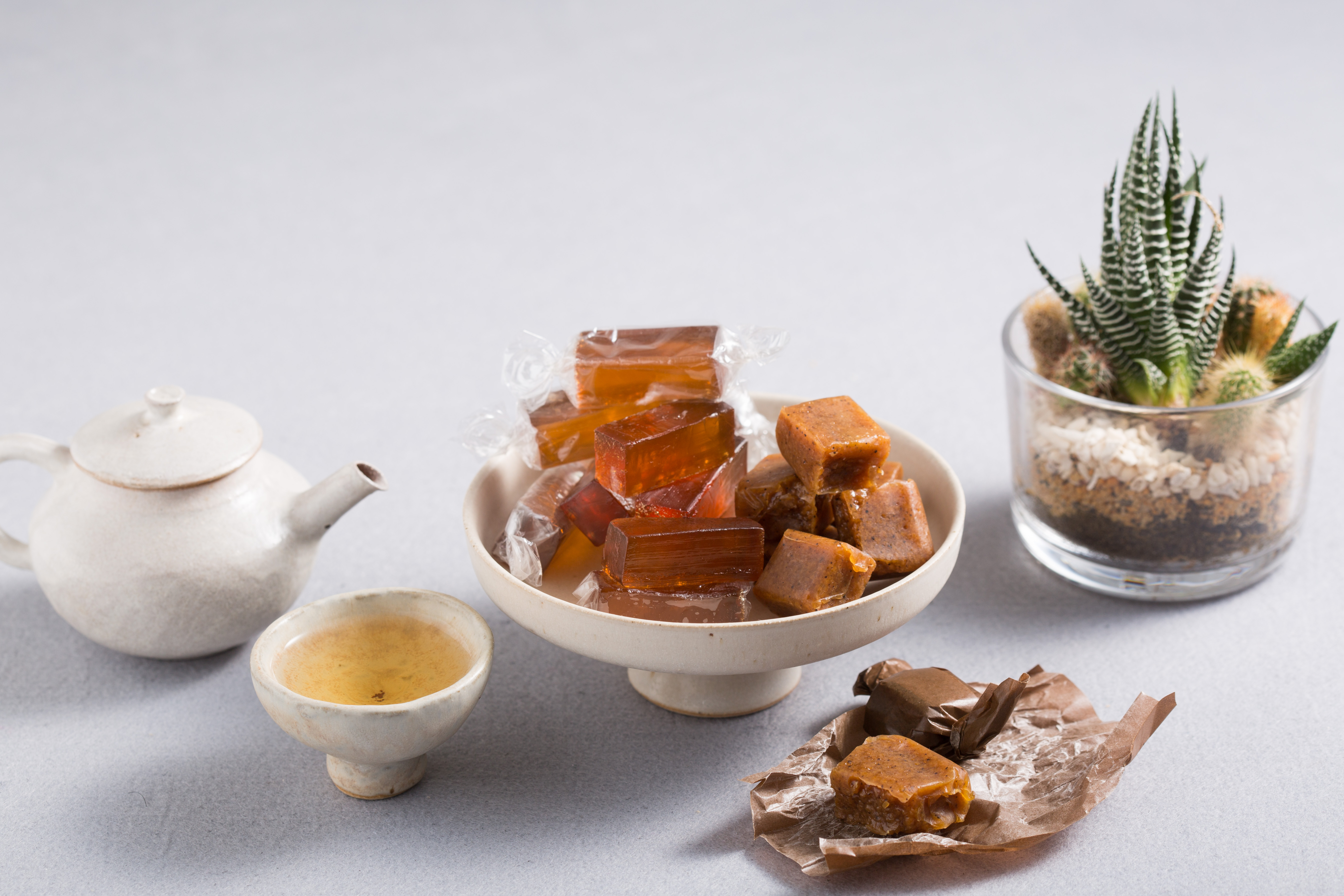 「吉品養生」「無二水晶糖－紅茶」，甜味淡雅，口感Q彈，（左，228元／包）「Goodmans Coffee」「Alisan Coffee Caramels阿里山咖啡焦糖」，以阿里山咖啡豆萃取的濃縮液製成咖啡味濃的糖果，很對咖啡迷的味。（右，300元／罐）