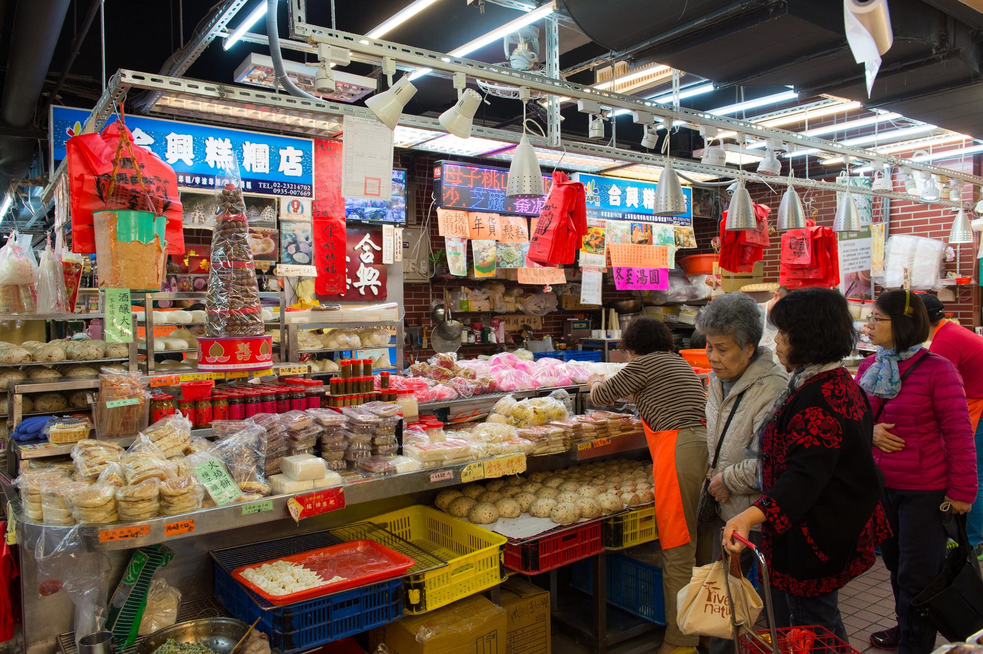過年前南門市場裡的「合興糕糰店」總是最忙碌的時候。