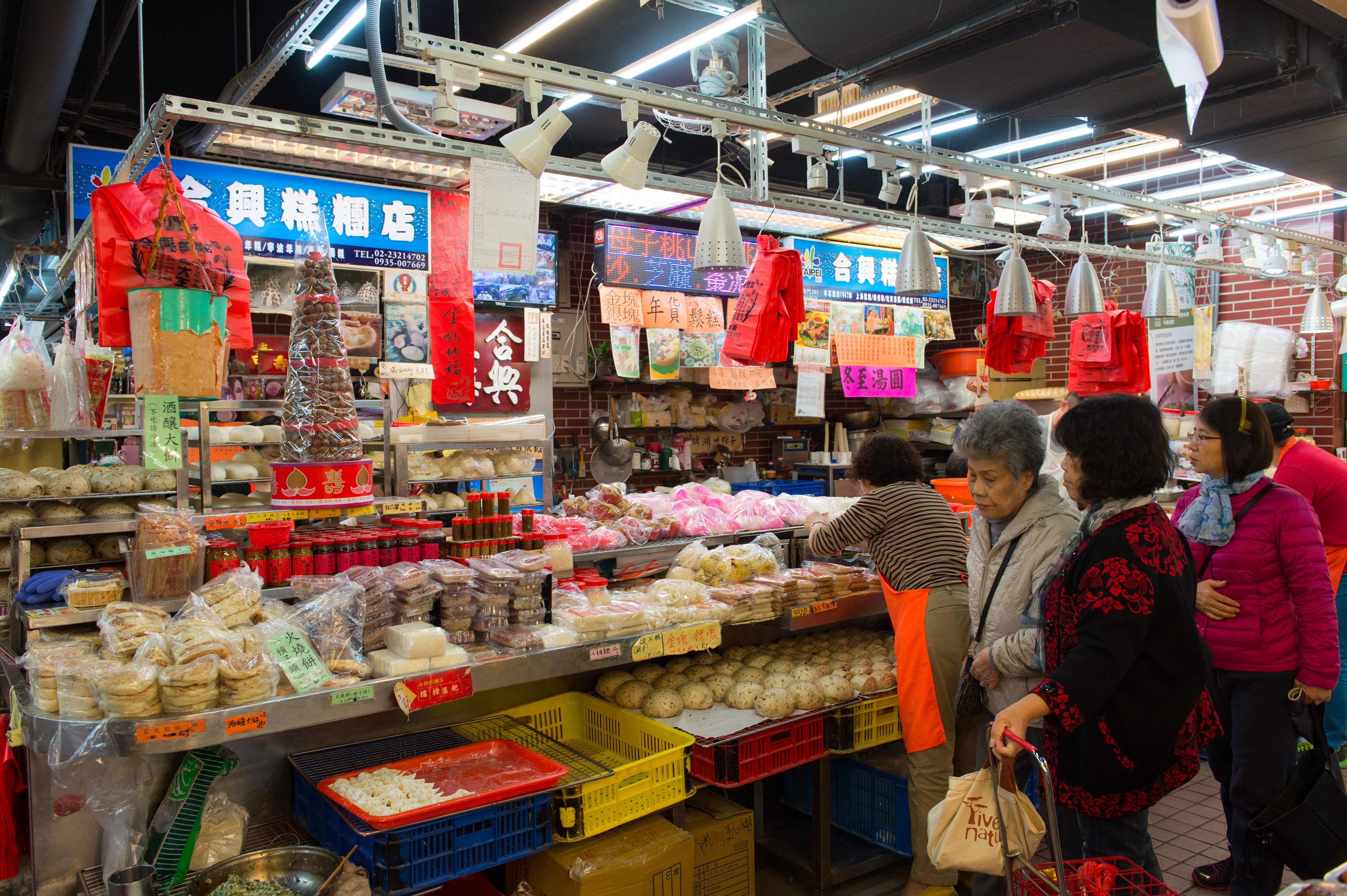 過年前南門市場裡的「合興糕糰店」總是最忙碌的時候。