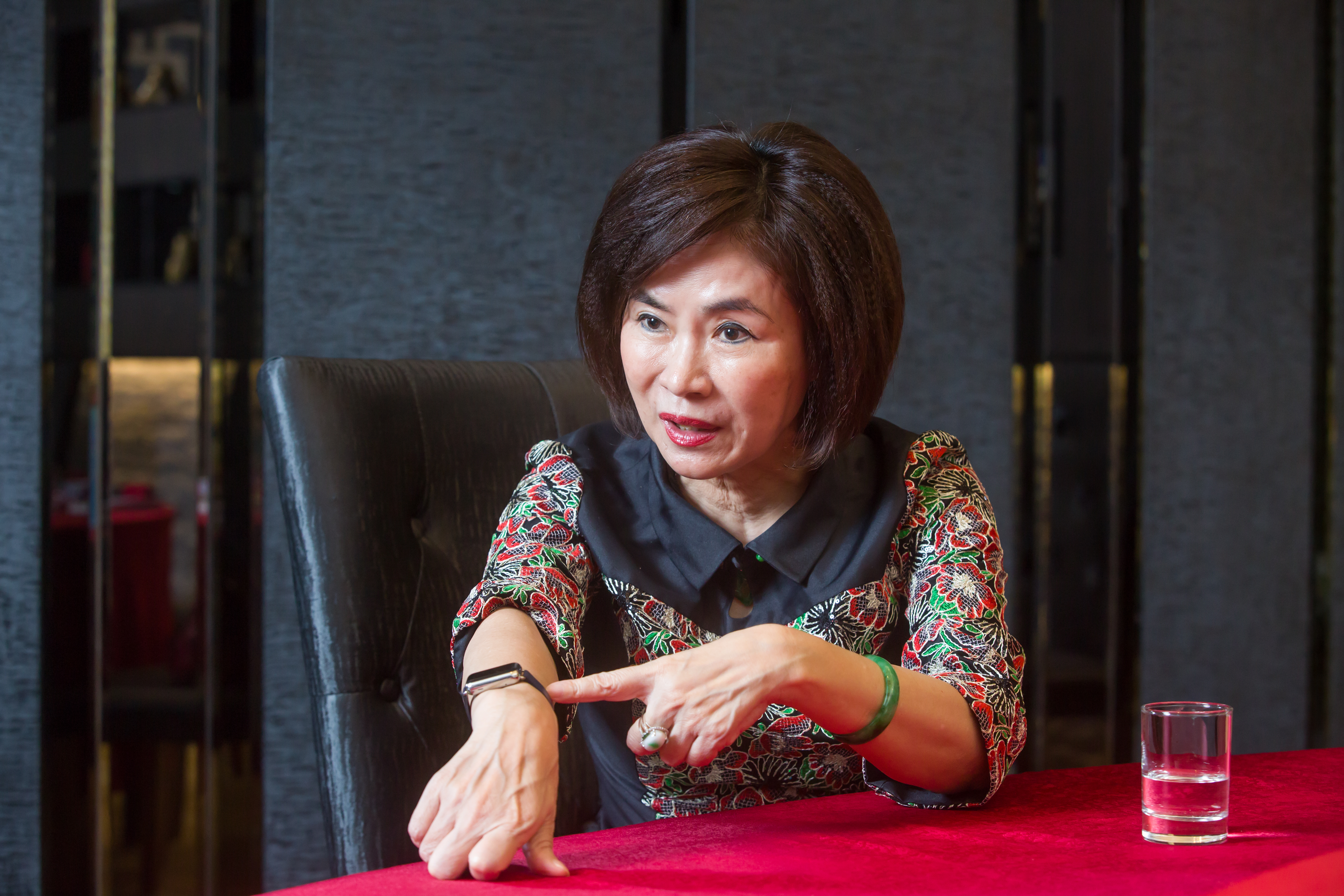 怕拚酒過量 餐飲界蕭薔戴iWatch自控