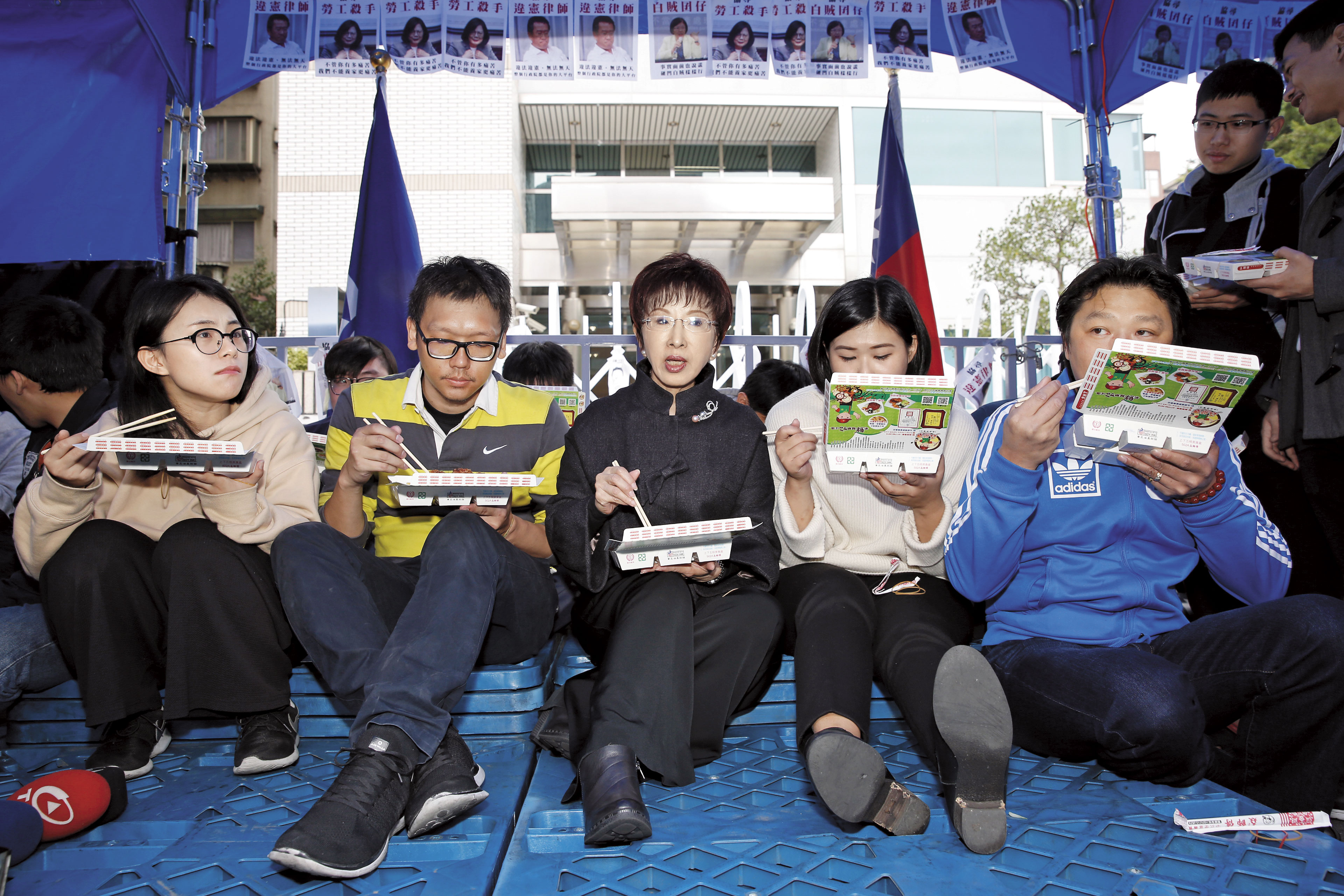 前副總統吳敦義宣布參選時由國內政要陪同,洪秀柱當天則赴黨產會和靜坐黨工吃便當,形塑出庶民對抗權貴的感覺。