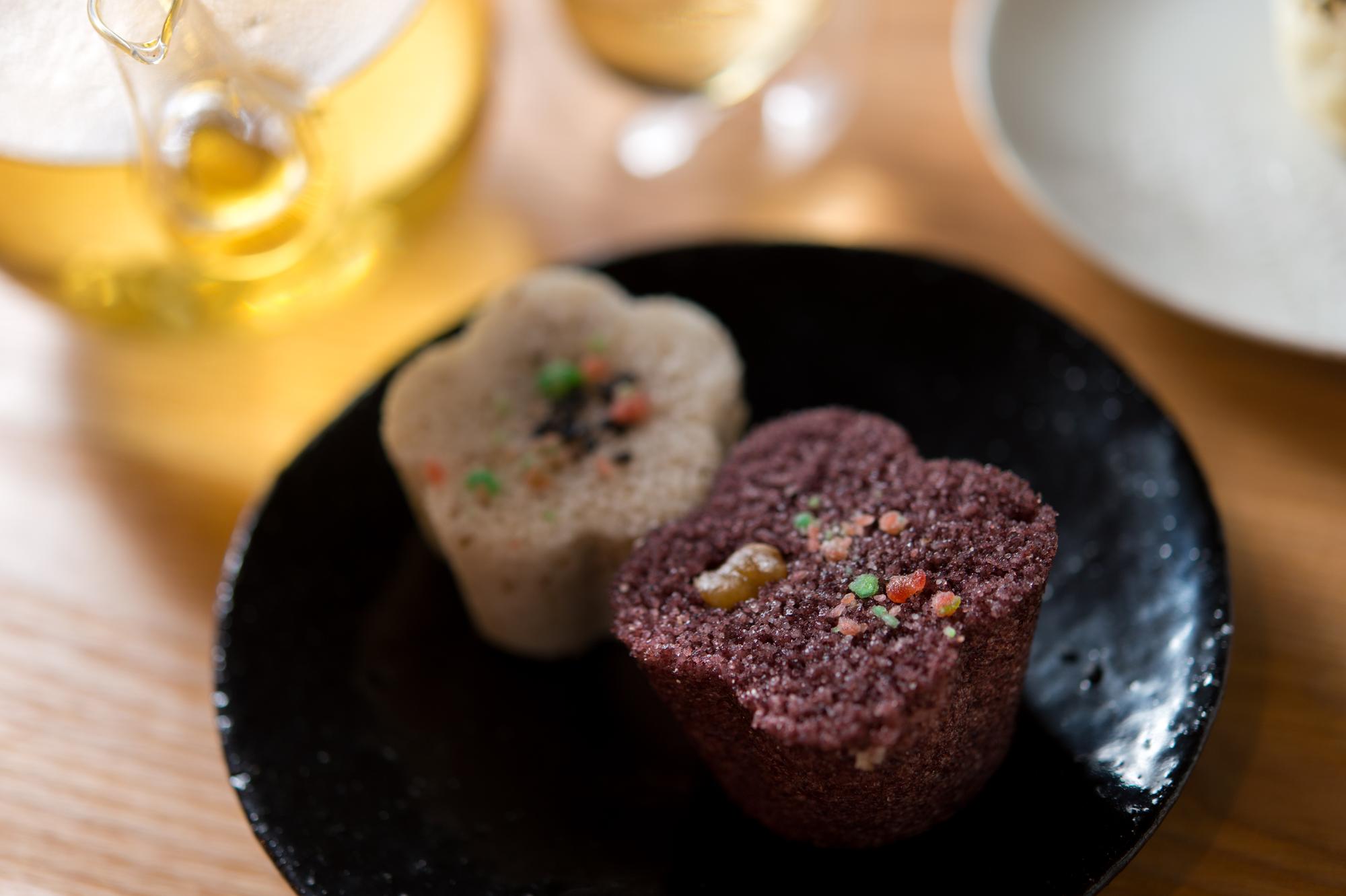 店內提供茶點組合,可悠閒品嘗傳統糕點的滋味,前為「黑米栗子鬆糕」後為「桂花鬆糕」。(茶點組合,250元/份,可選兩個鬆糕或酥餅,附一壺茶。)
