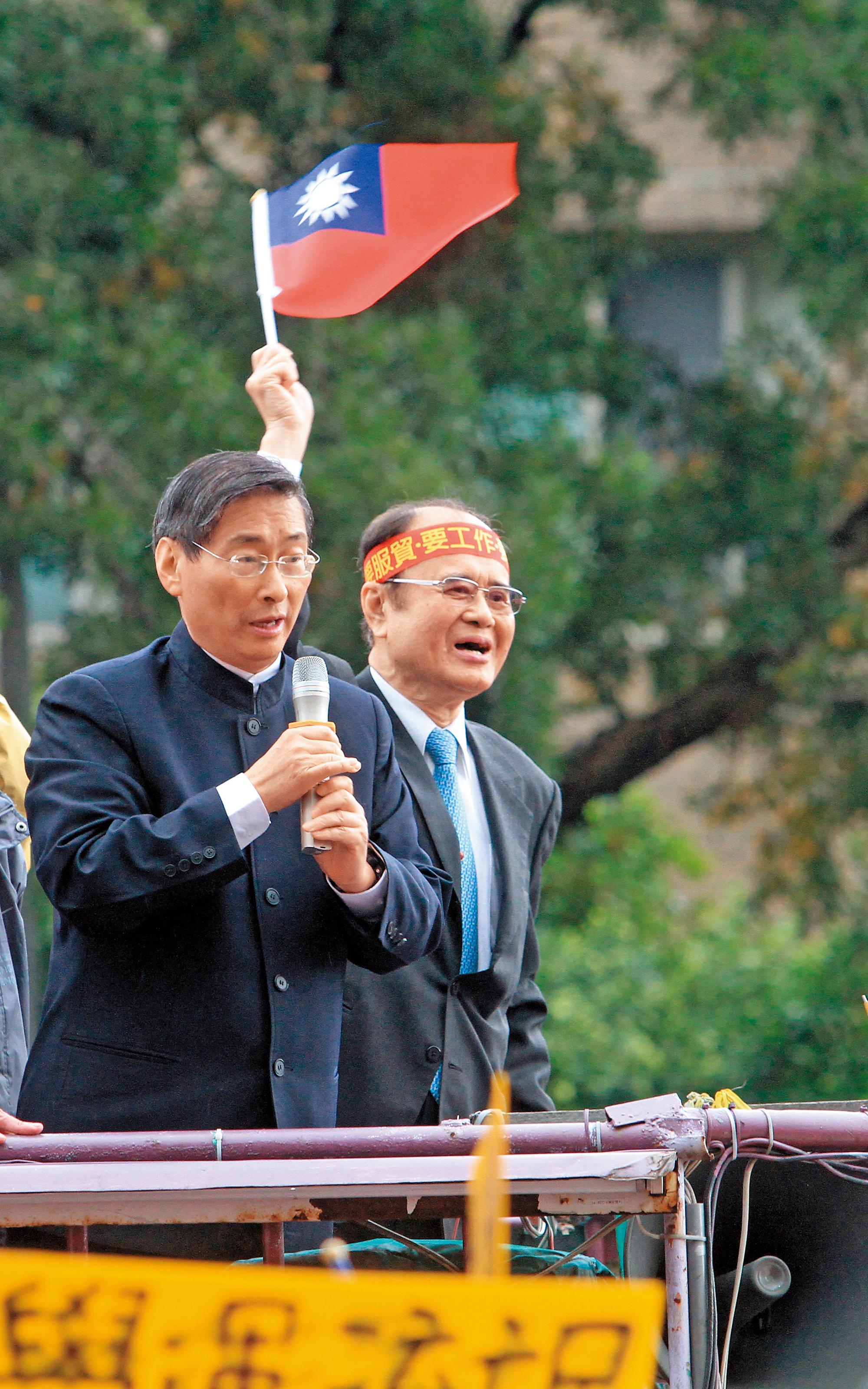2014年4月，太陽花學運學生占領立法院時，，張安樂曾率眾到現場與學生嗆聲，雙方爆發推擠衝突。
