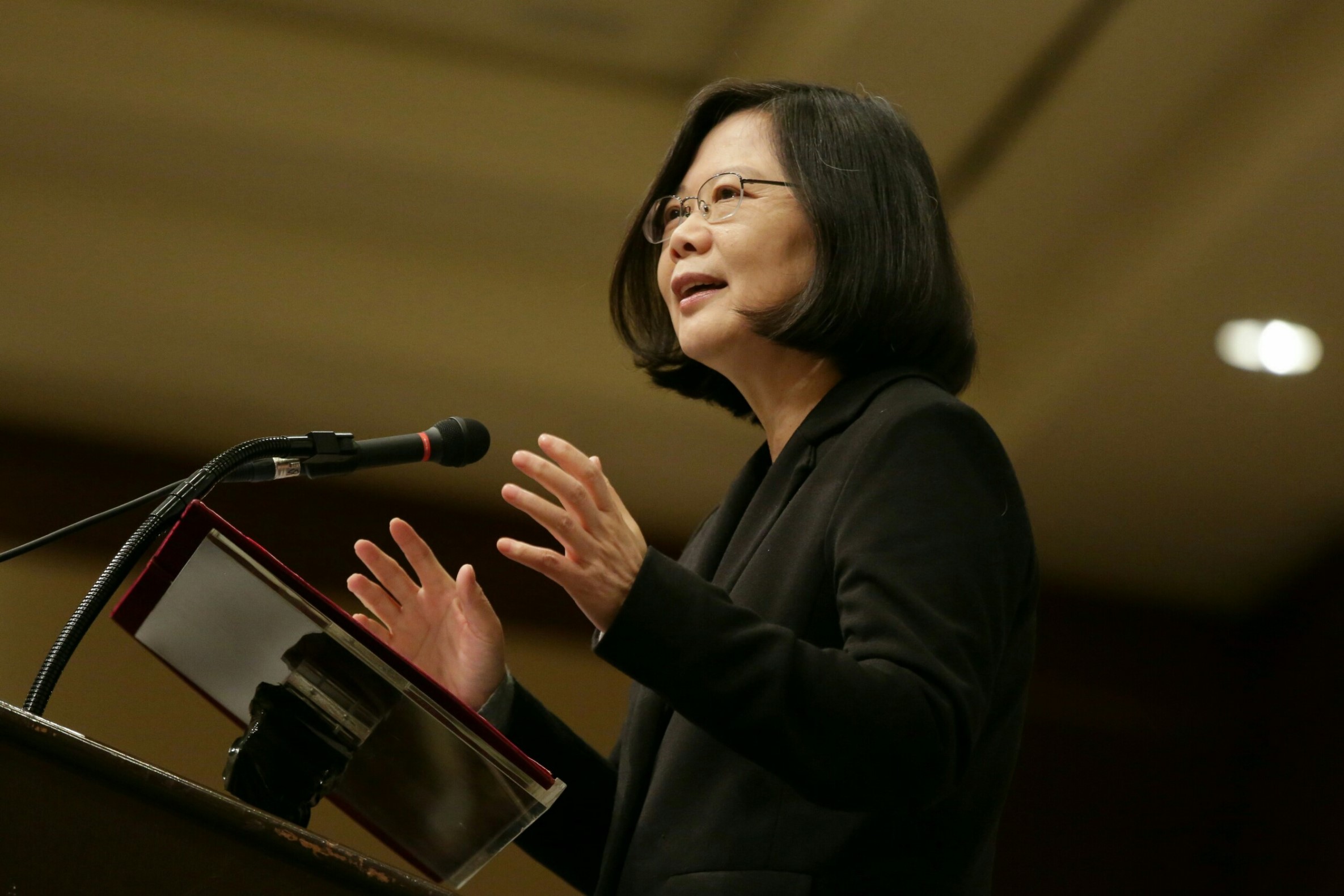 民進黨尾牙抽10支iPhone7　蔡英文捐3萬現金獎