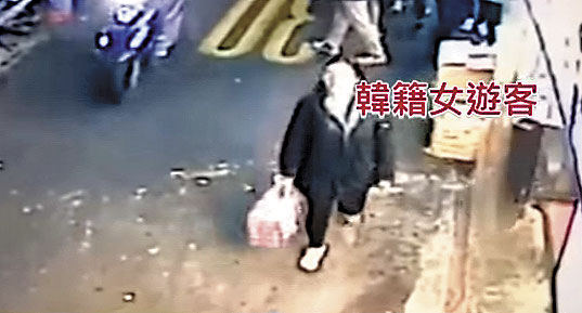 監視器錄到其中一名韓女獨自逛士林夜市的畫面，在這同時詹嫌正對她的另外二個朋友伸出狼爪。（翻攝畫面）