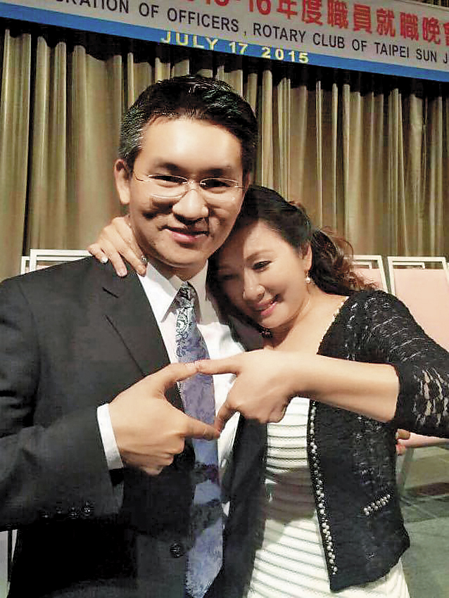 台北市議員童仲彥(左)與妻子李秀環(右)結婚近3年,李之前常在臉書放閃,現已分居。(翻攝臉書)